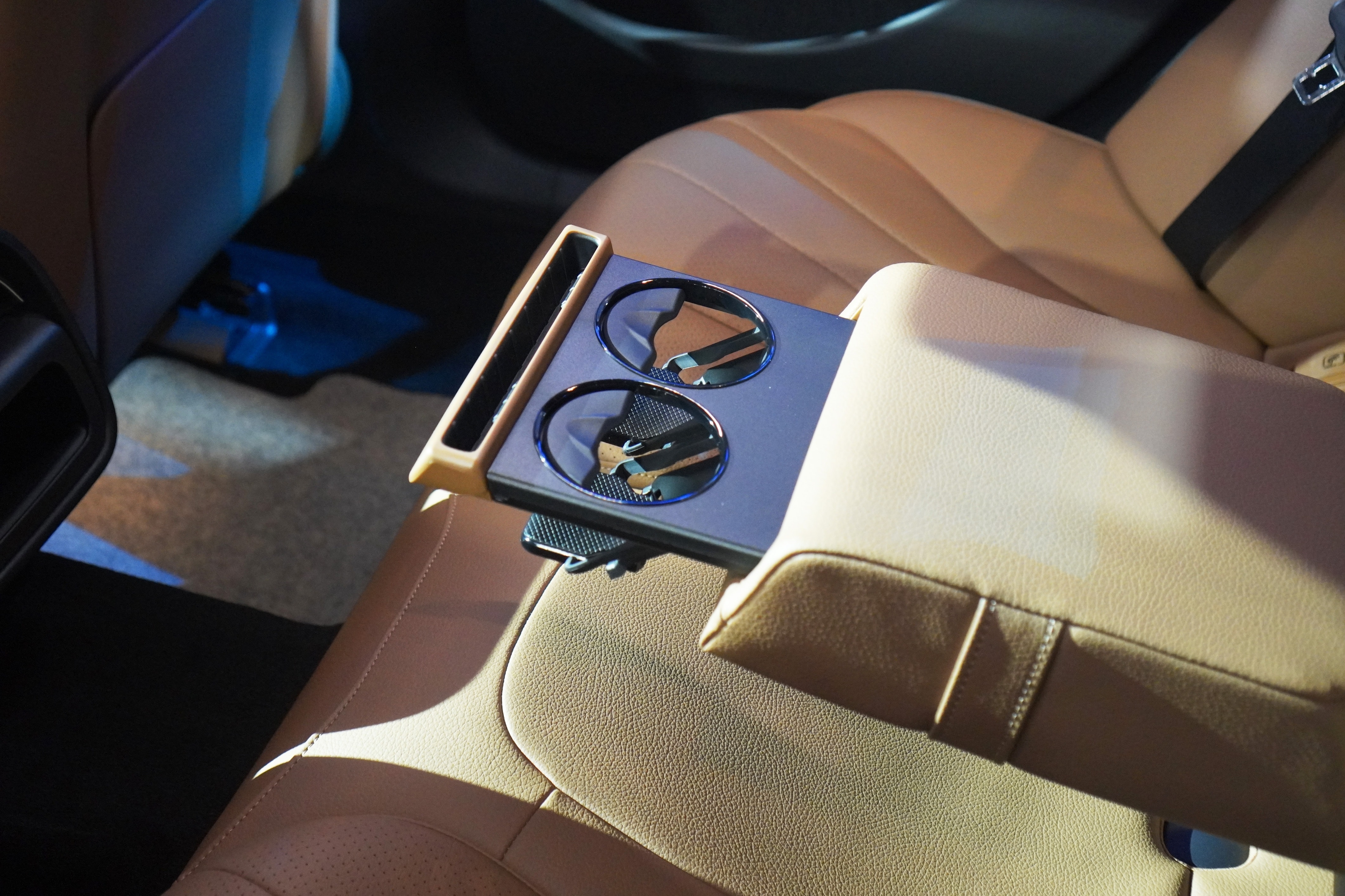 Hàng ghế sau của Mercedes-Benz E 200 Avantgarde rộng rãi, bọc da Artico và có bệ tì tay trung tâm.