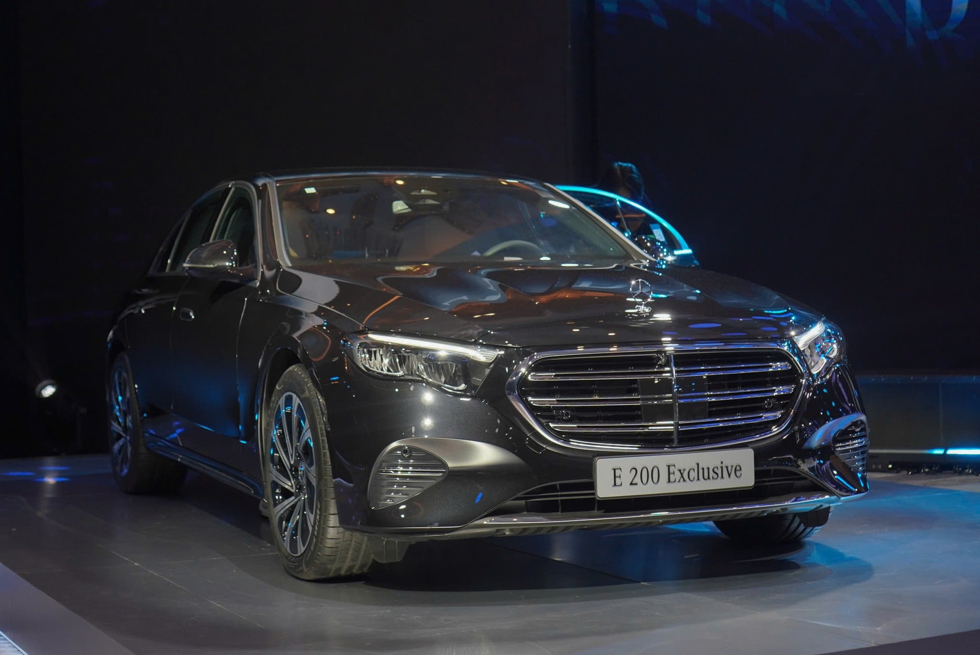 Cận cảnh cụm đèn pha LED High Performance trên Mercedes-Benz E 200 Exclusive 2024.