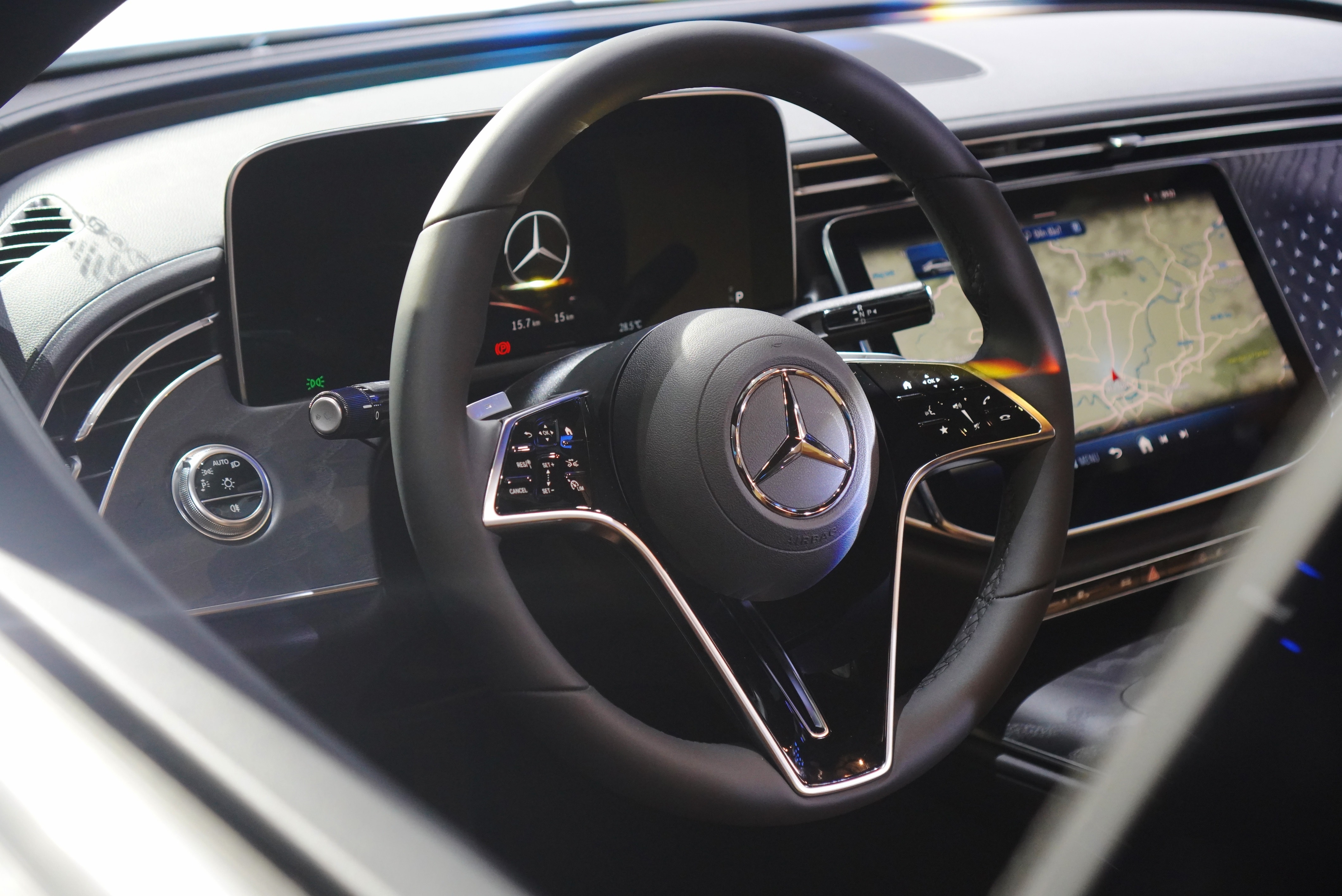 Khoang lái của Mercedes-Benz E 200 Avantgarde với màn hình trung tâm 14,4 inch và vô lăng ba chấu.