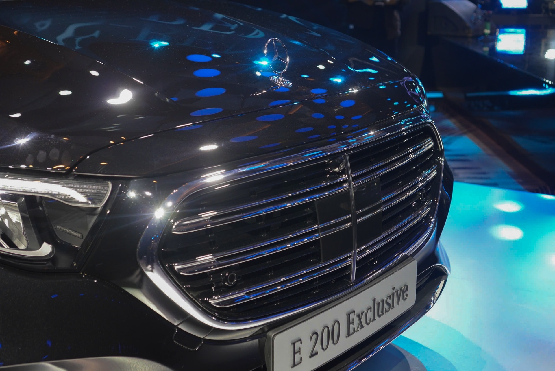 Đuôi xe Mercedes-Benz E 200 Exclusive nổi bật với cụm đèn hậu LED tạo hình ngôi sao ba cánh.