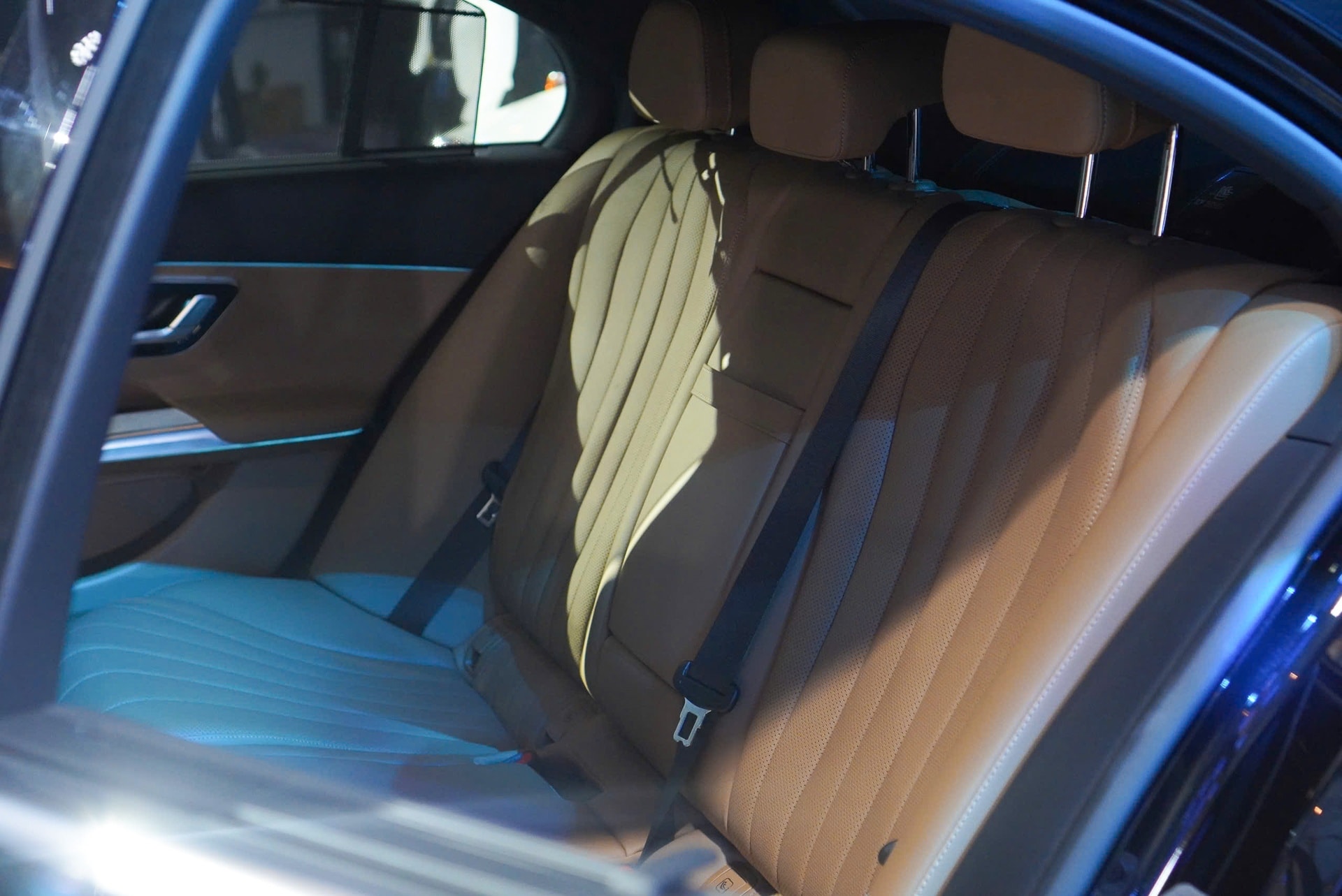 Toàn cảnh khoang lái của Mercedes-Benz E 200 Exclusive với màn hình trung tâm lớn và vật liệu cao cấp.