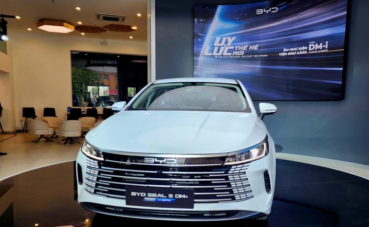 BYD SEAL 5 DM-i PHEV giá 696 triệu đồng