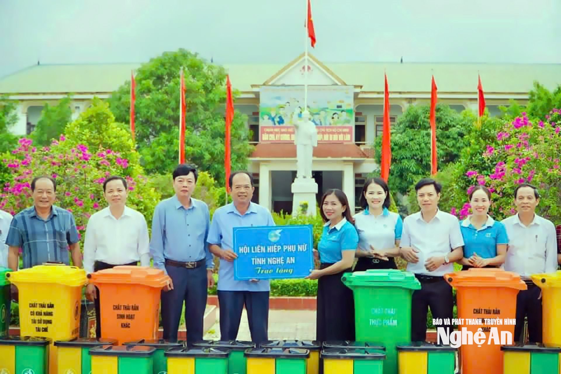 Bà Hoàng Thị Thu Hiền trao tặng công trình phân loại rác thải cho các địa phương. Ảnh Thanh Quỳnh