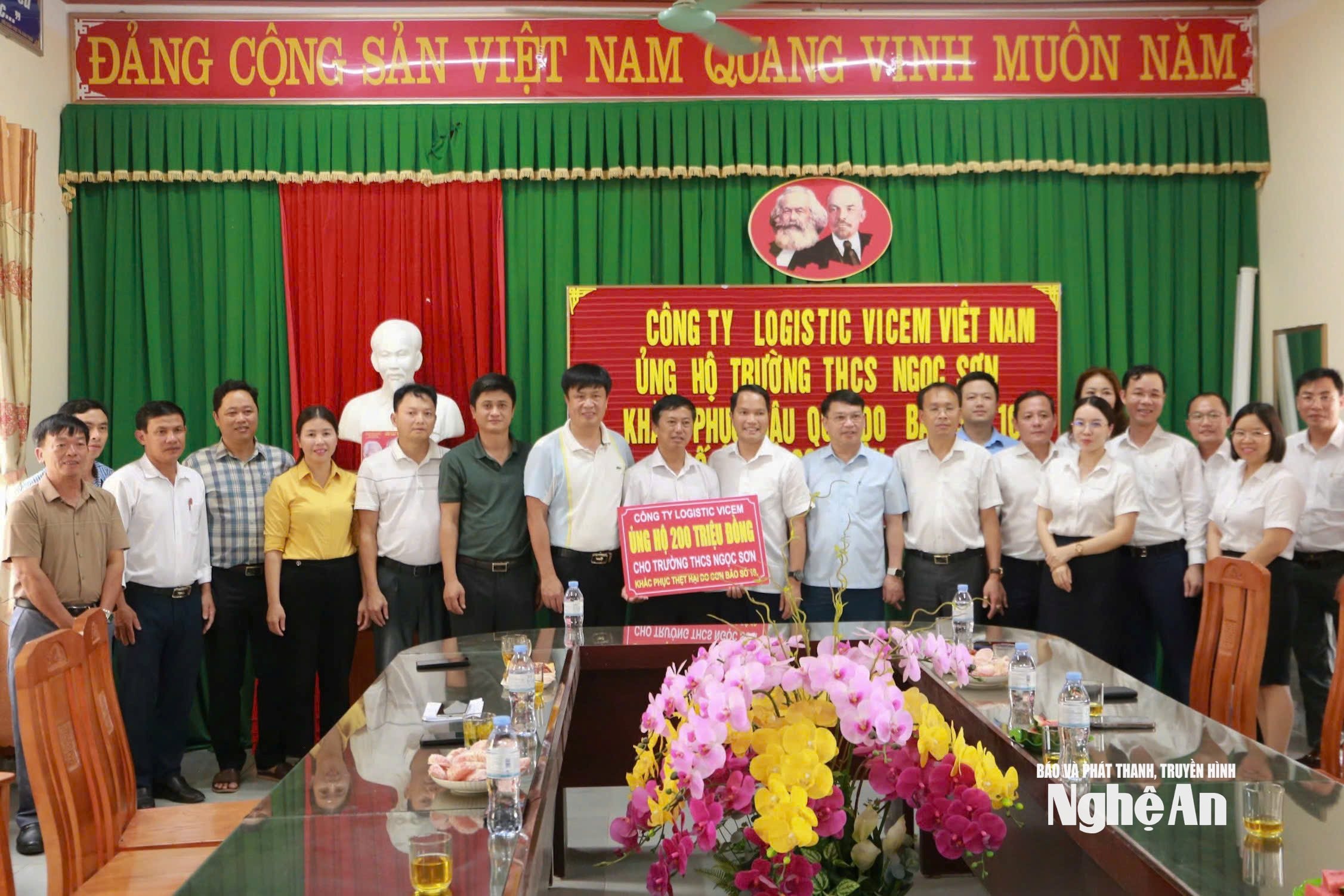 ບໍລິສັດຫຸ້ນສ່ວນຂົນສົ່ງ Vicem Logistics (ເປັນຫົວໜ່ວຍສະມາຊິກວິສາຫະກິດຊີມັງ Vicem ຫວຽດນາມ) ໄດ້ມອບເງິນ 200 ລ້ານດົ່ງ ໃຫ້ແກ່ໂຮງຮຽນມັດທະຍົມຕອນປາຍ Ngoc Son, ຕາແສງ ຊວນເລີມ.