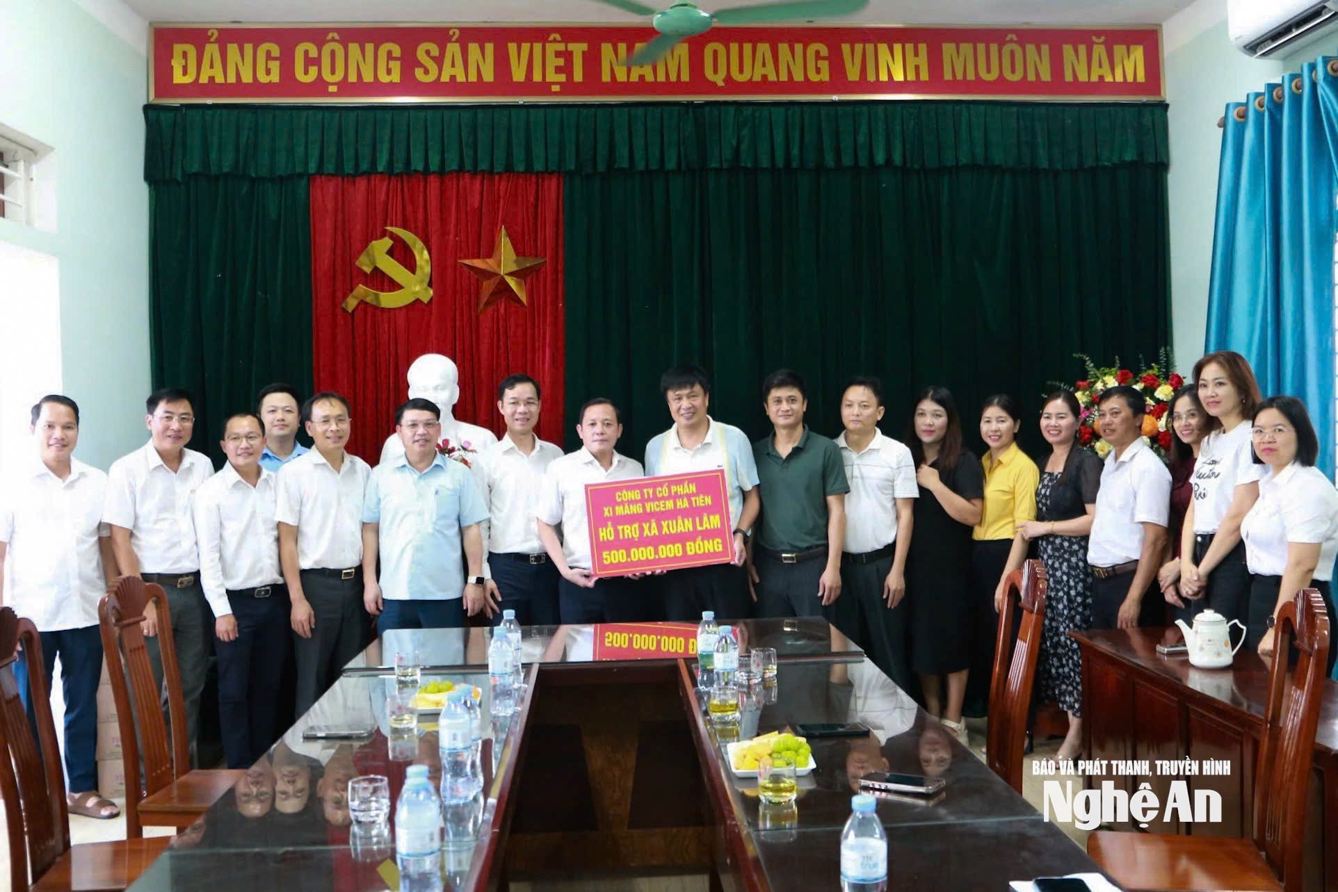 ក្រុមហ៊ុនភាគហ៊ុនស៊ីម៉ងត៍ Vicem Ha Tien Joint (អង្គភាពសមាជិកនៃសាជីវកម្មស៊ីម៉ងត៍វៀតណាម Vicem) បានផ្តល់ជំនួយចំនួន 500 លានដុងដល់ឃុំ Xuan Lam ។