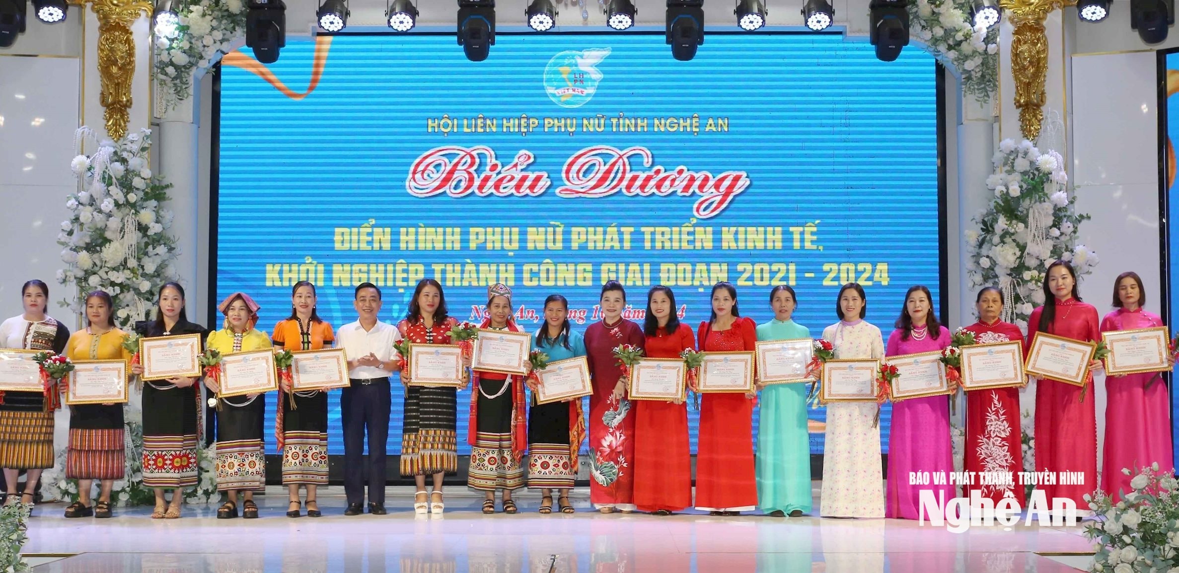 Đại diện lãnh đạo tỉnh tuyên dương các điển hình phụ nữ trong phát triển kinh tế, khởi nghiệp thành công của tỉnh giai đoạn 2021-2024. Ảnh Thanh Quỳnh