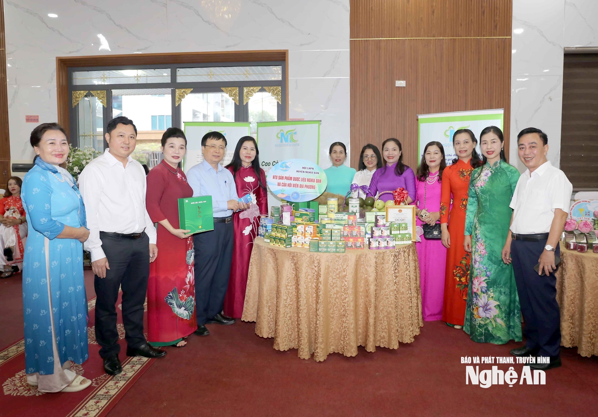 Đại diện lãnh đạo tỉnh và Hội LHPN tỉnh tại khu vực trưng bày các sản phẩm kinh tế của phụ nữ. Ảnh: Thanh Quỳnh