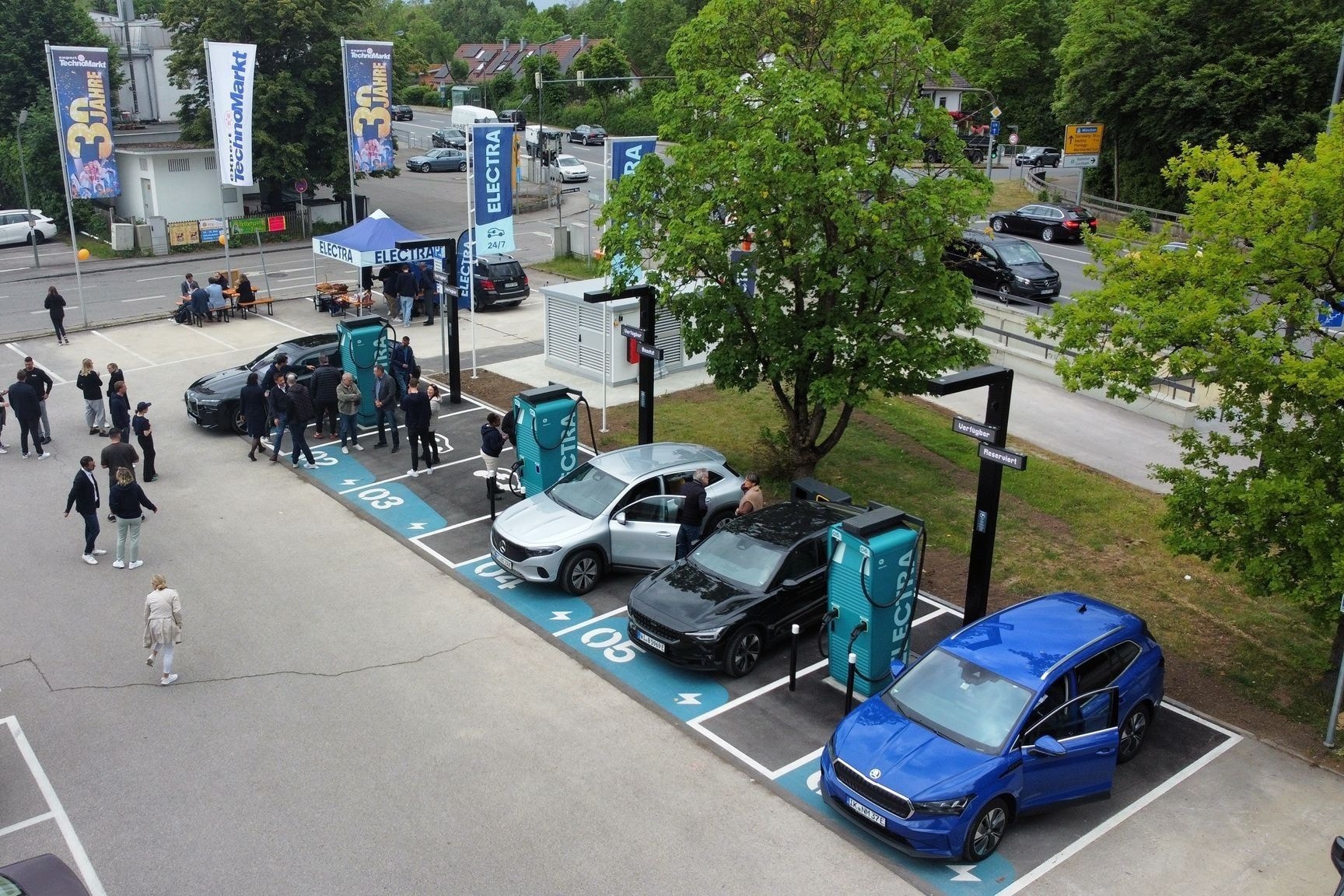 Dòng xe cộ đông đúc trên một con đường ở Đức.