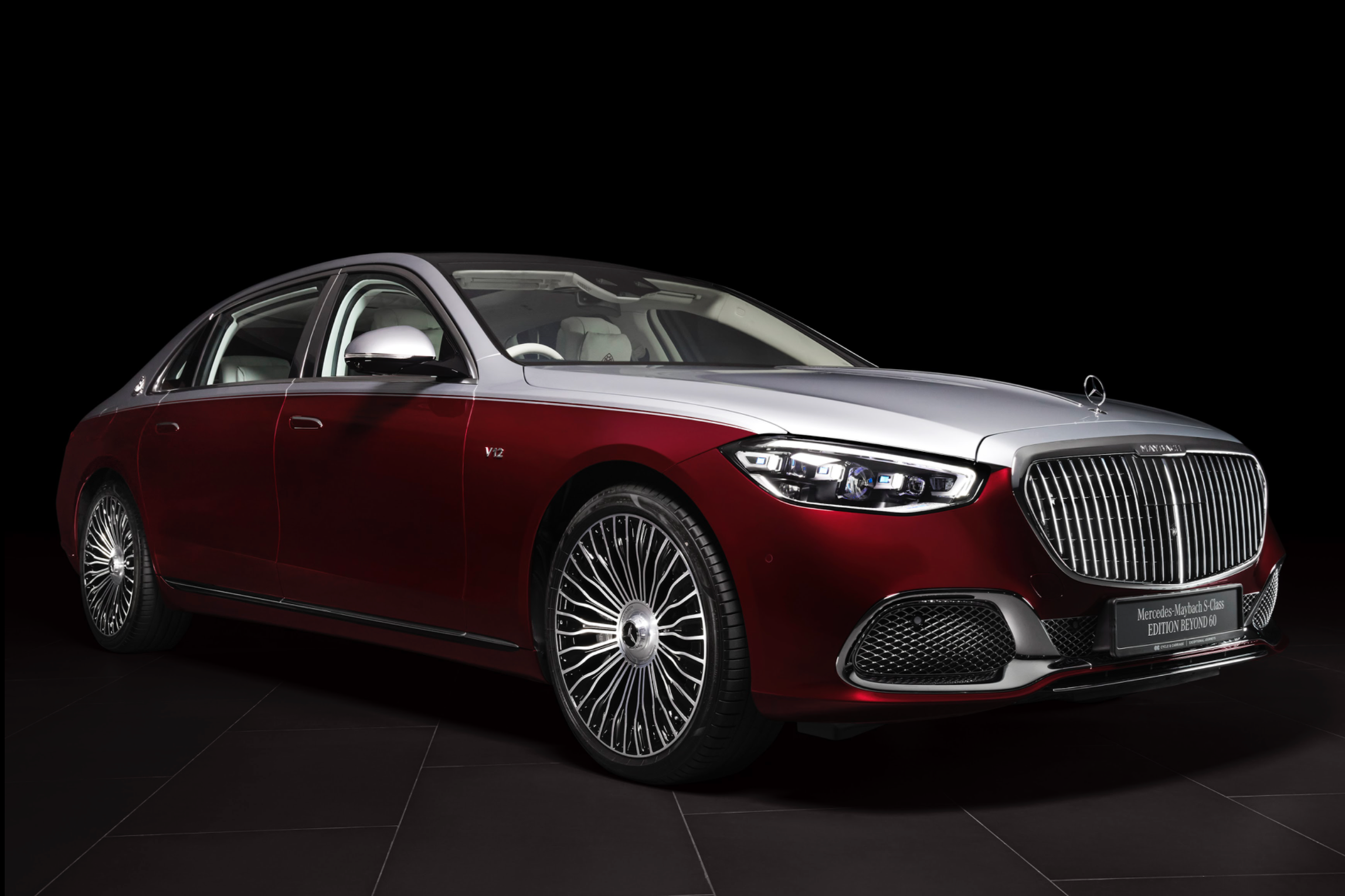 Toàn cảnh ngoại thất xe Mercedes-Maybach S 680 Edition Beyond 60 với phối màu hai tông bạc và đỏ.