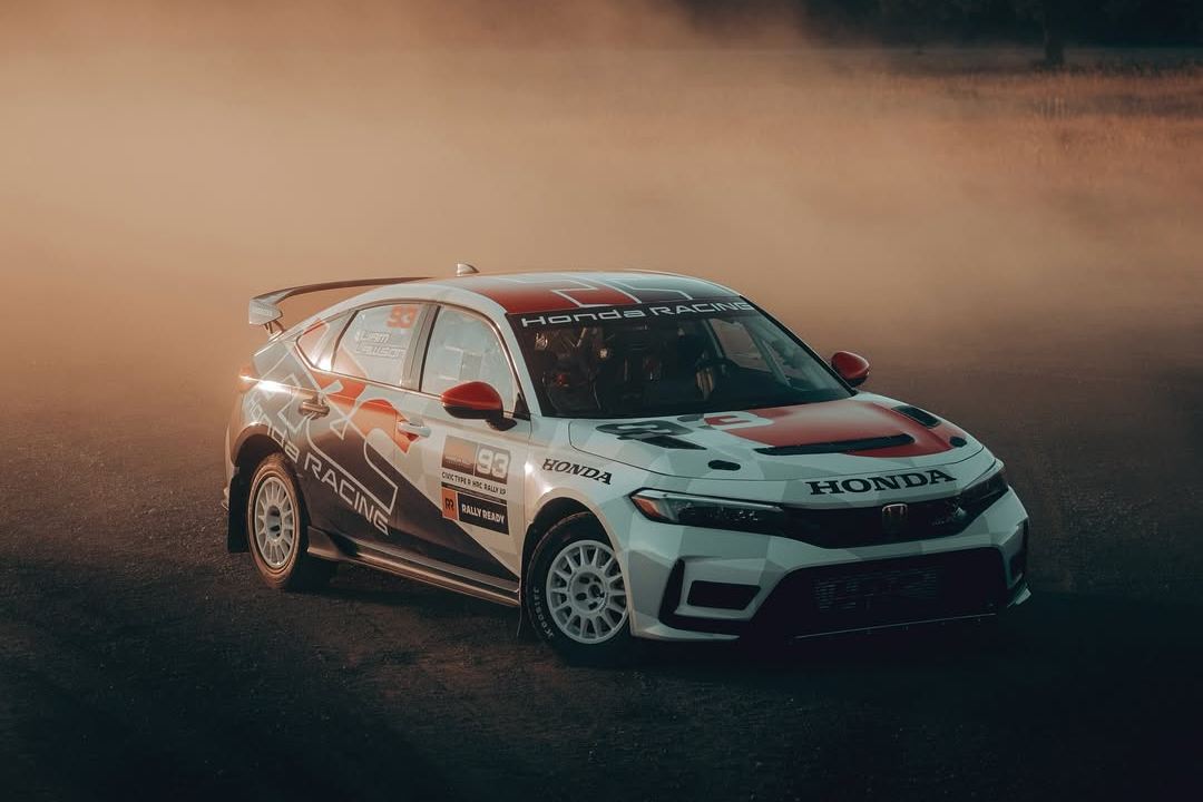 Toàn cảnh Honda Civic Type R HRC Rally XP với bộ tem đua đặc trưng của HRC và các nâng cấp khí động học.