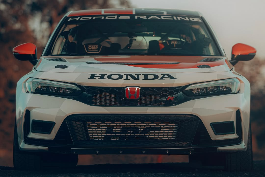 Bộ mâm Speedline và lốp Hoosier chuyên dụng cho các giải đua rally.