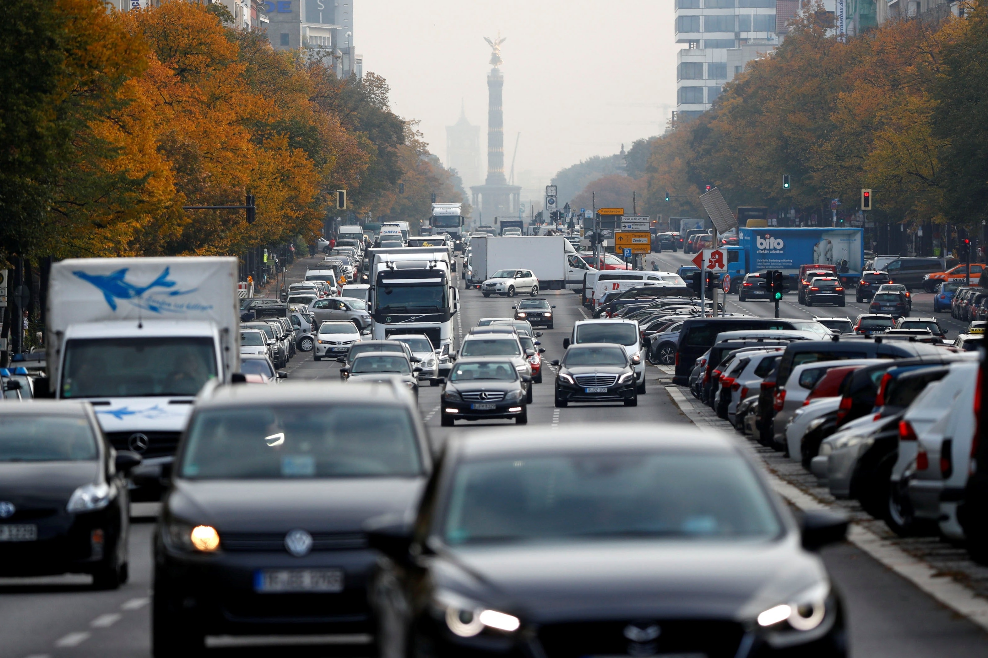 Một hàng xe ô tô sản xuất tại Đức đang được trưng bày.