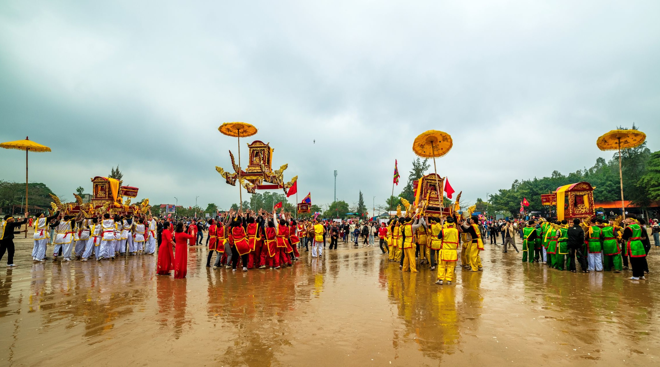 मछली पकड़ने के अच्छे मौसम के लिए प्रार्थना करते हुए पालकी फेंकना (दौड़ना और उल्टी करना) - कोन मंदिर उत्सव में एक अनोखी रस्म - राष्ट्रीय अमूर्त सांस्कृतिक विरासत। फोटो: हो ज़ुआन थान।