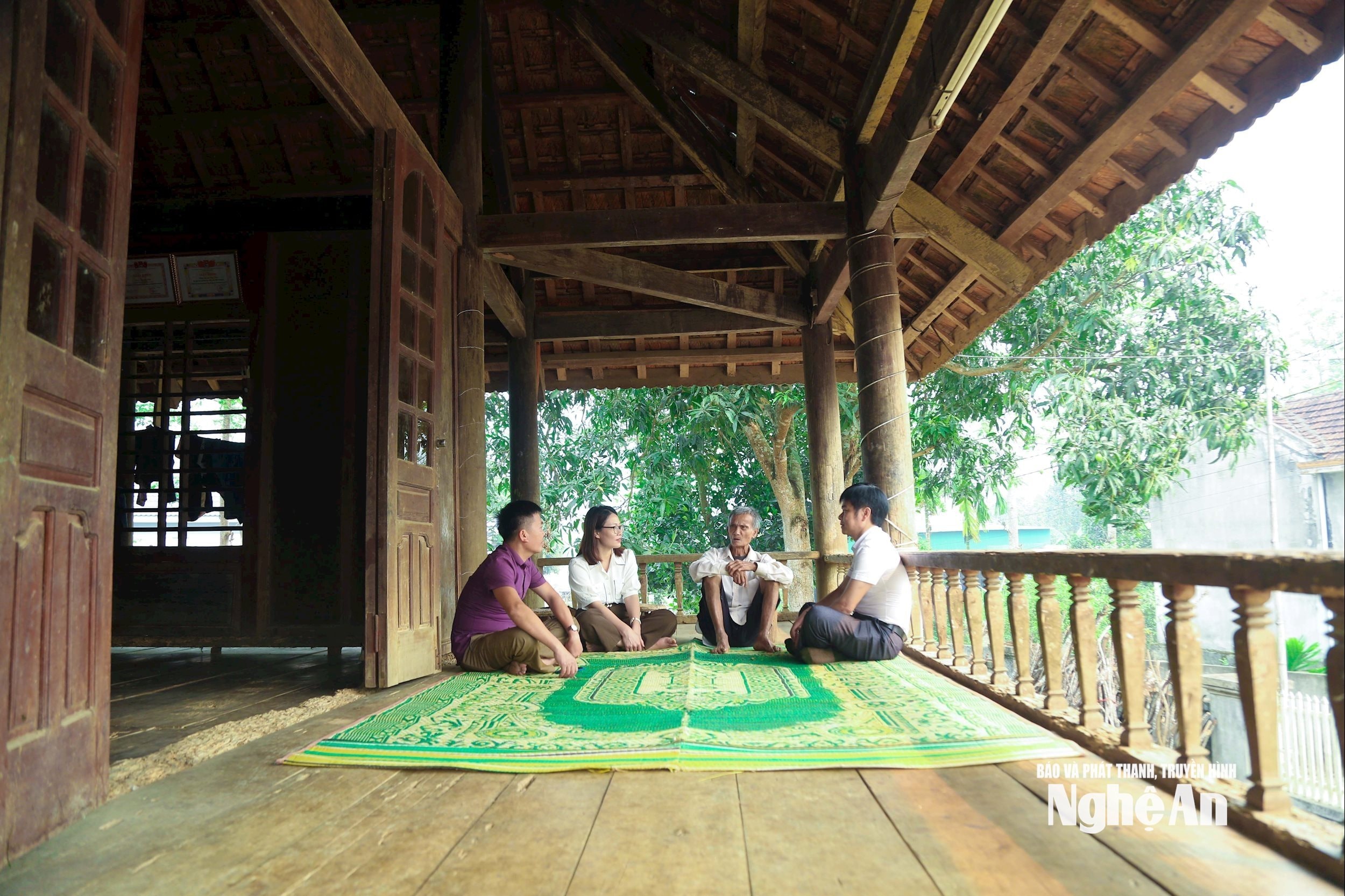 Cán bộ và người có uy tín bản Na Cày, xã Tiền Phong chia sẻ về kinh nghiệm Dân vận khéo. Ảnh tư liệu Đ.T