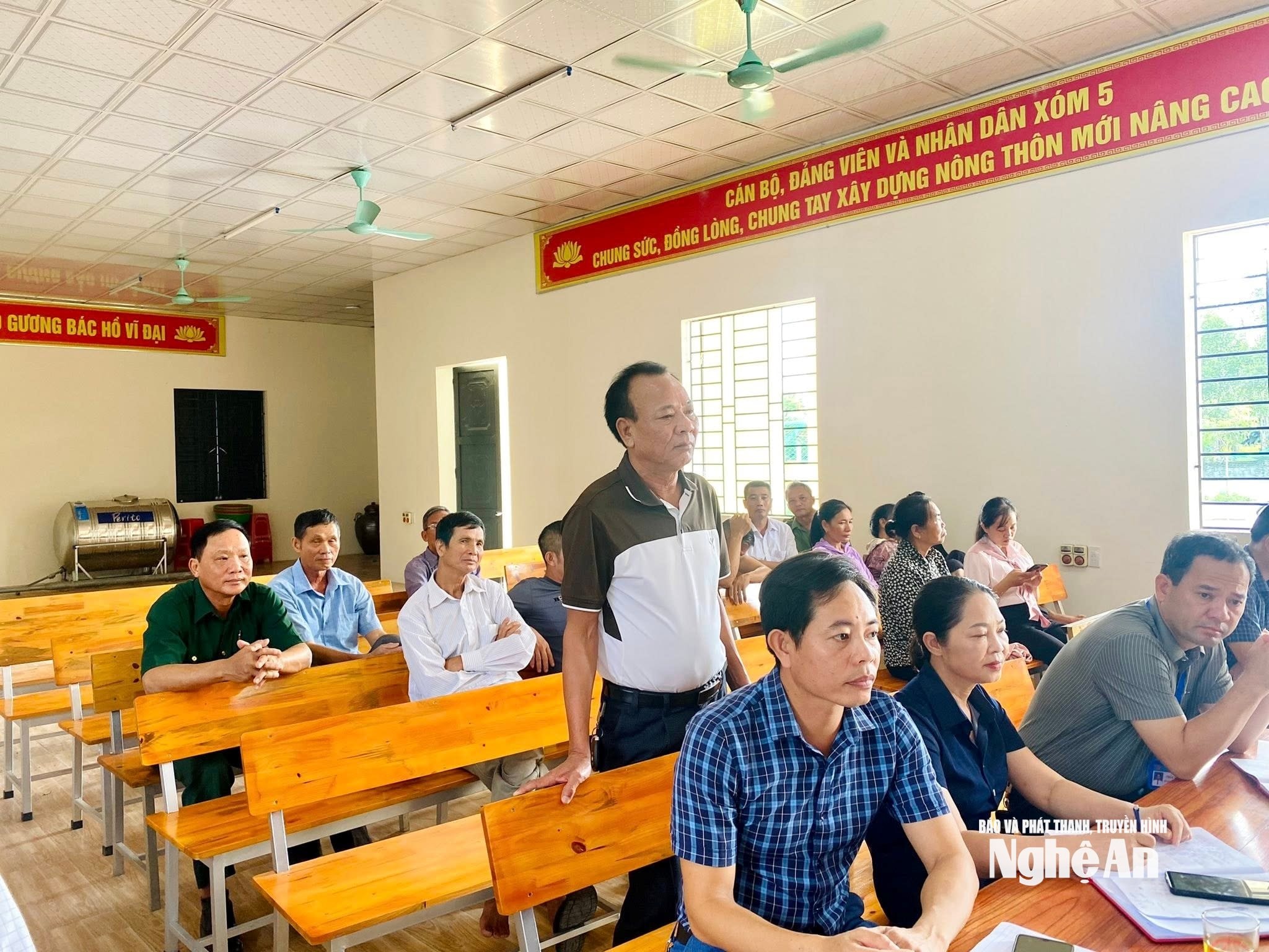 Đảng viên Chi bộ 5 xã Văn Kiều tham gia phát biểu đóng góp ý kiến nâng cao chất lượng sinh hoạt chi bộ.