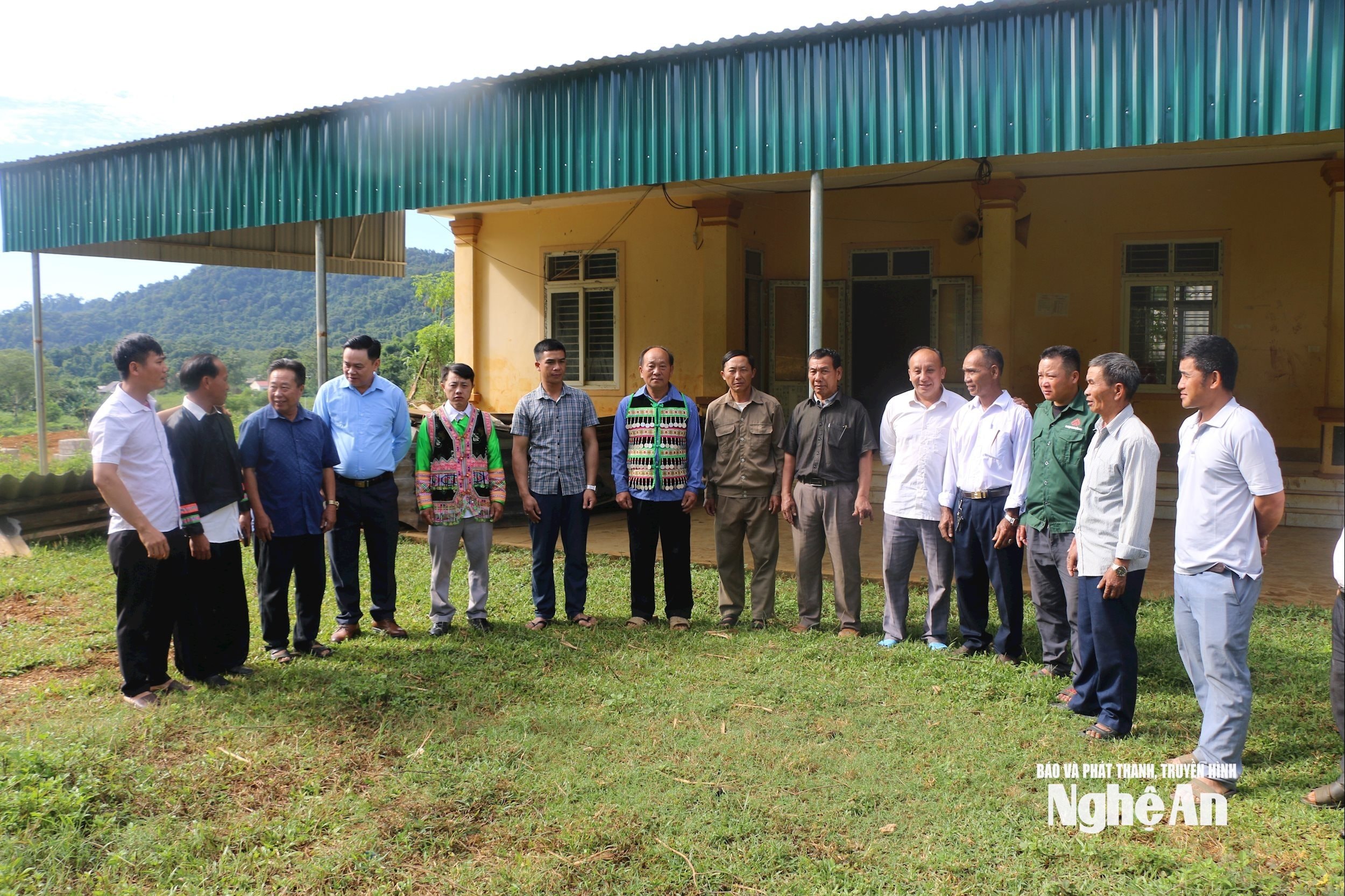 Lãnh đạo Ban xây dựng đảng xã Tri Lễ trao đổi với chi uỷ và các đảng viên chi bộ Tam Hợp. Ảnh GH