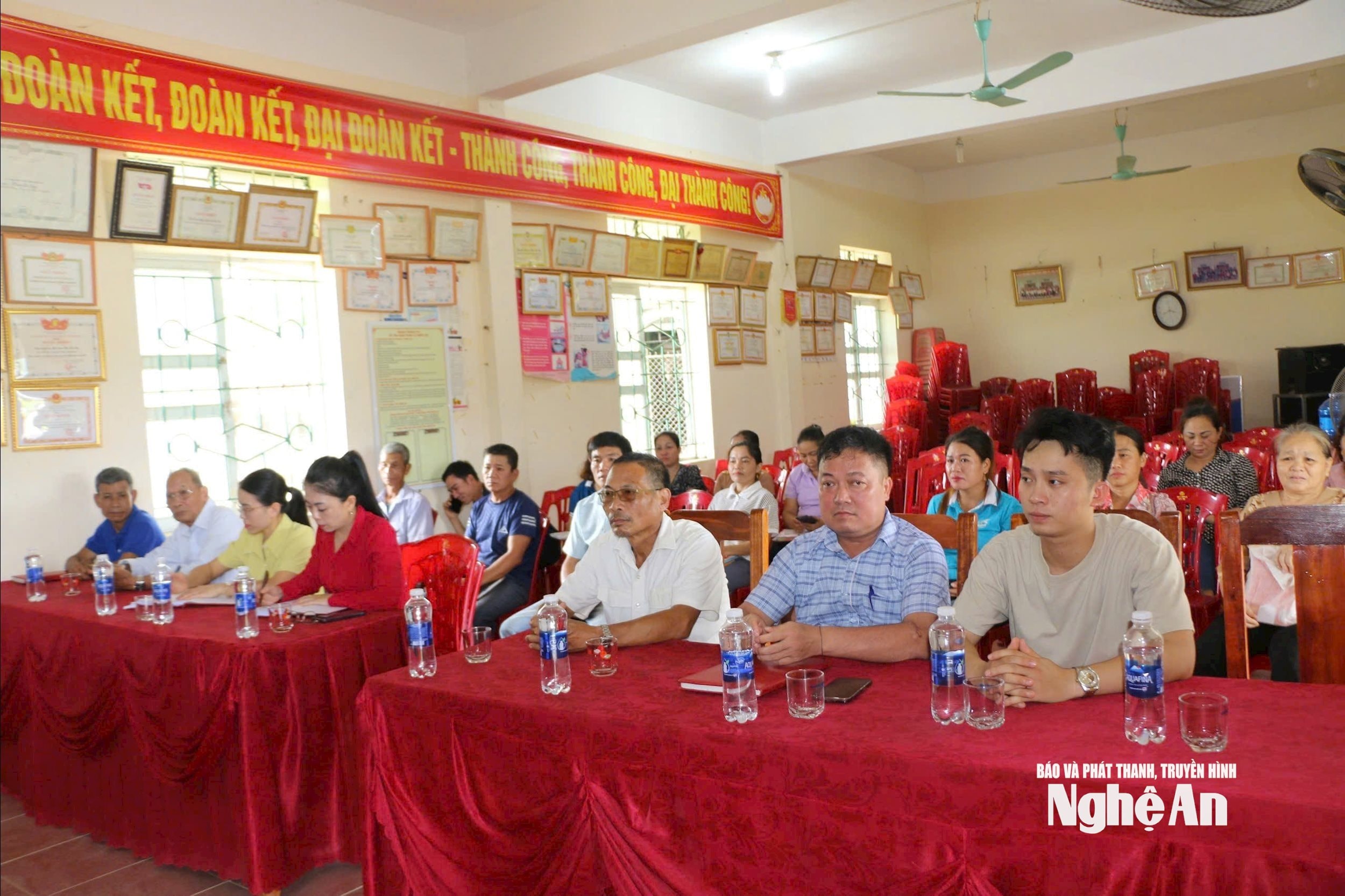 Lãnh đạo Văn Phòng Đảng ủy và Ban xây dựng Đảng xã Tiền Phong dự sinh hoạt Chi bộ bản Na Cày