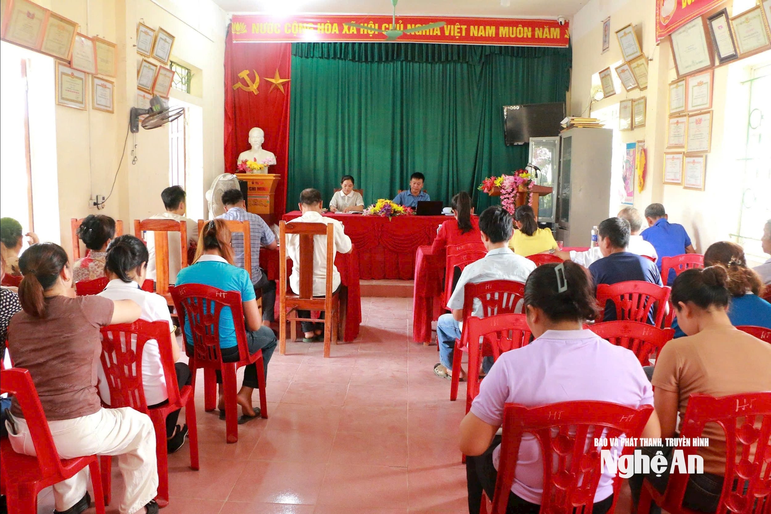 Một buổi sinh hoạt của Chi bộ bản Na Cày, xã Tiền Phong