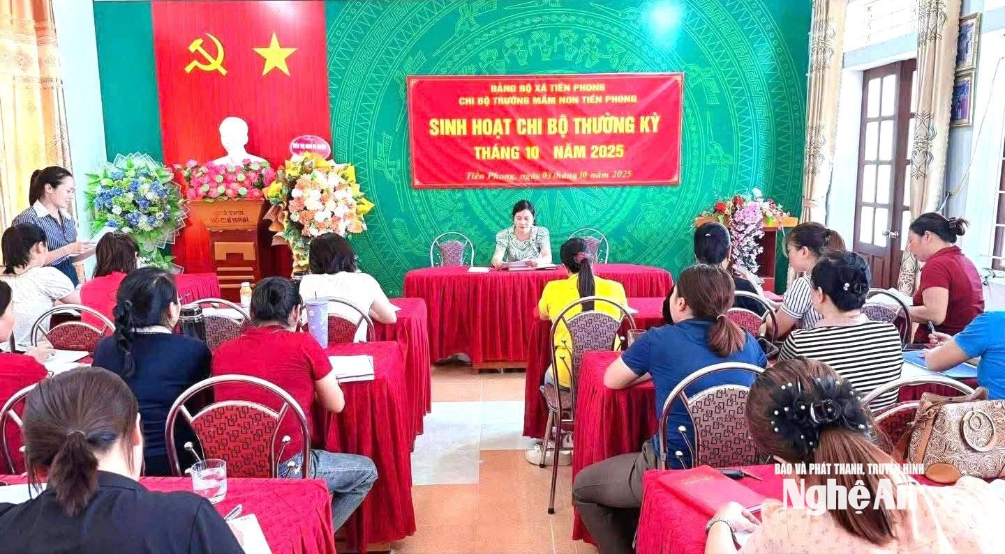 Một buổi sinh hoạt thường kỳ của Chi bộ Trường Mầm non Tiền Phong.