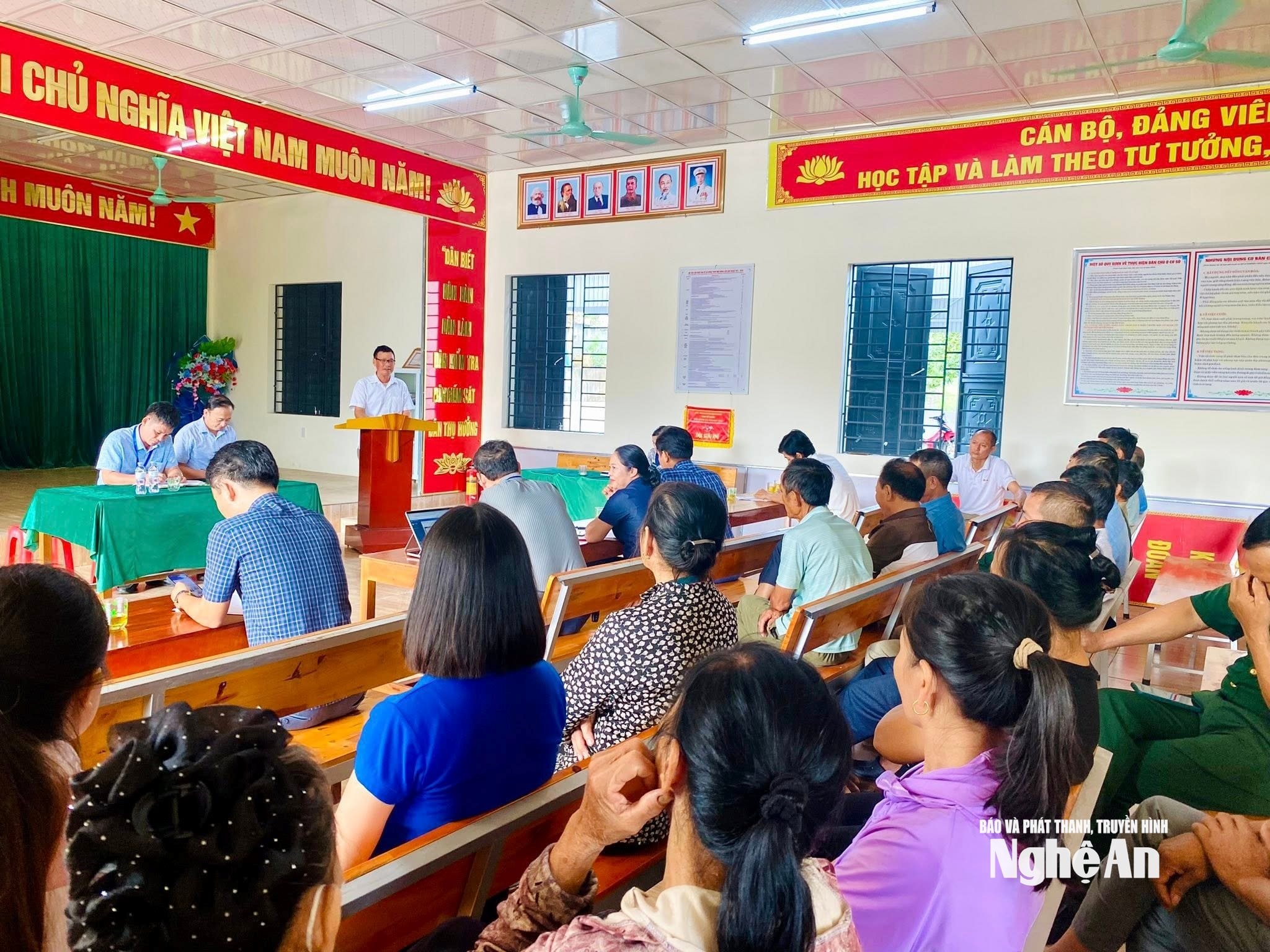 Thường trực Đảng ủy xã tổ chức buổi làm việc định kỳ với xóm 5. Ảnh CSCC