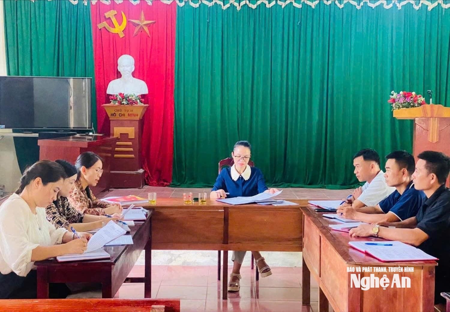 TV Đảng ủy xã Tiền Phong thực hiện công tác giám sát tại Chi bộ bản Piêng Cu. Ảnh: G.H