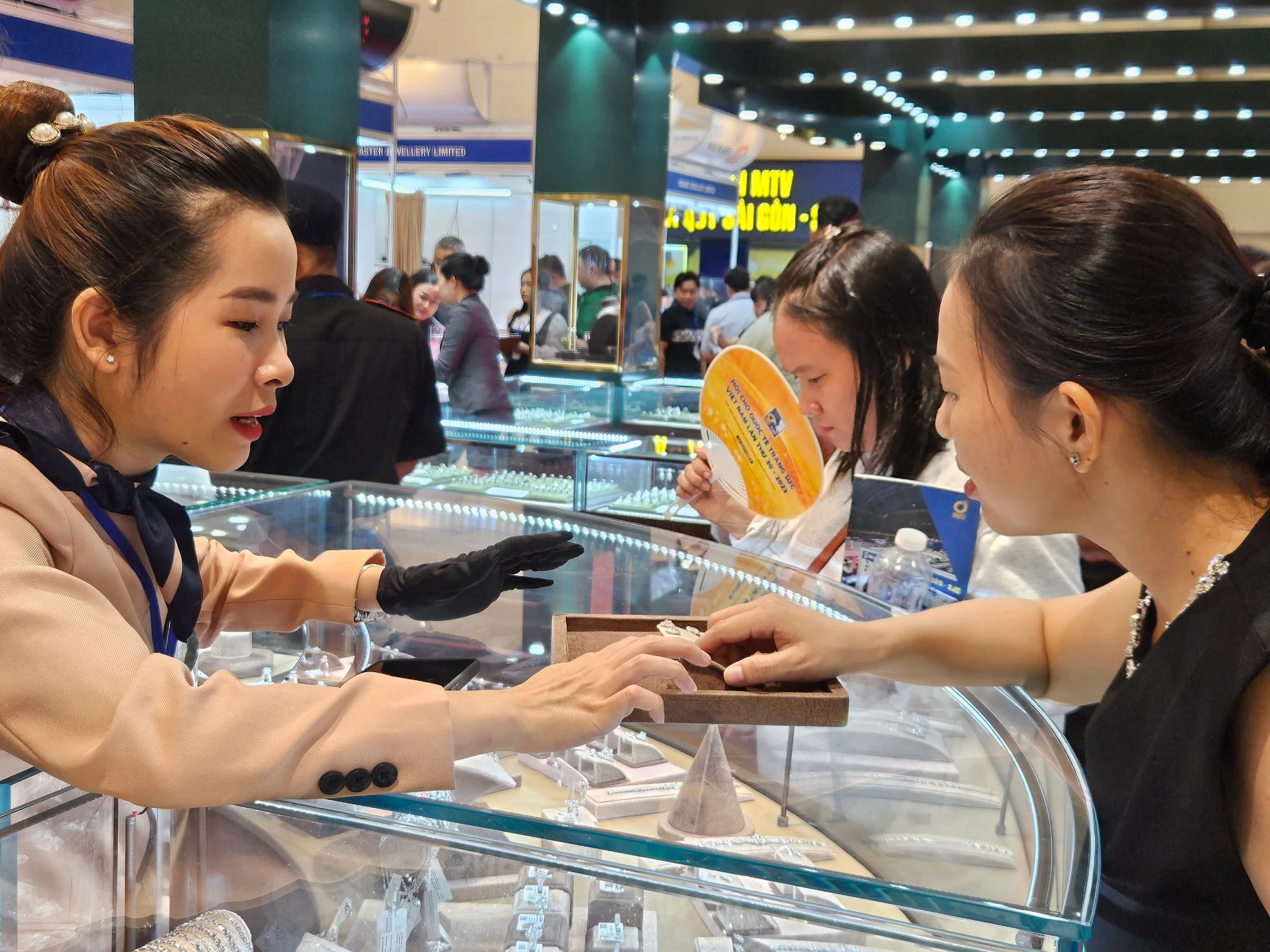 Giá vàng chiều nay 20/10: Bảng giá vàng SJC PNJ ACB, vàng nhẫn BTMC, vàng thế giới