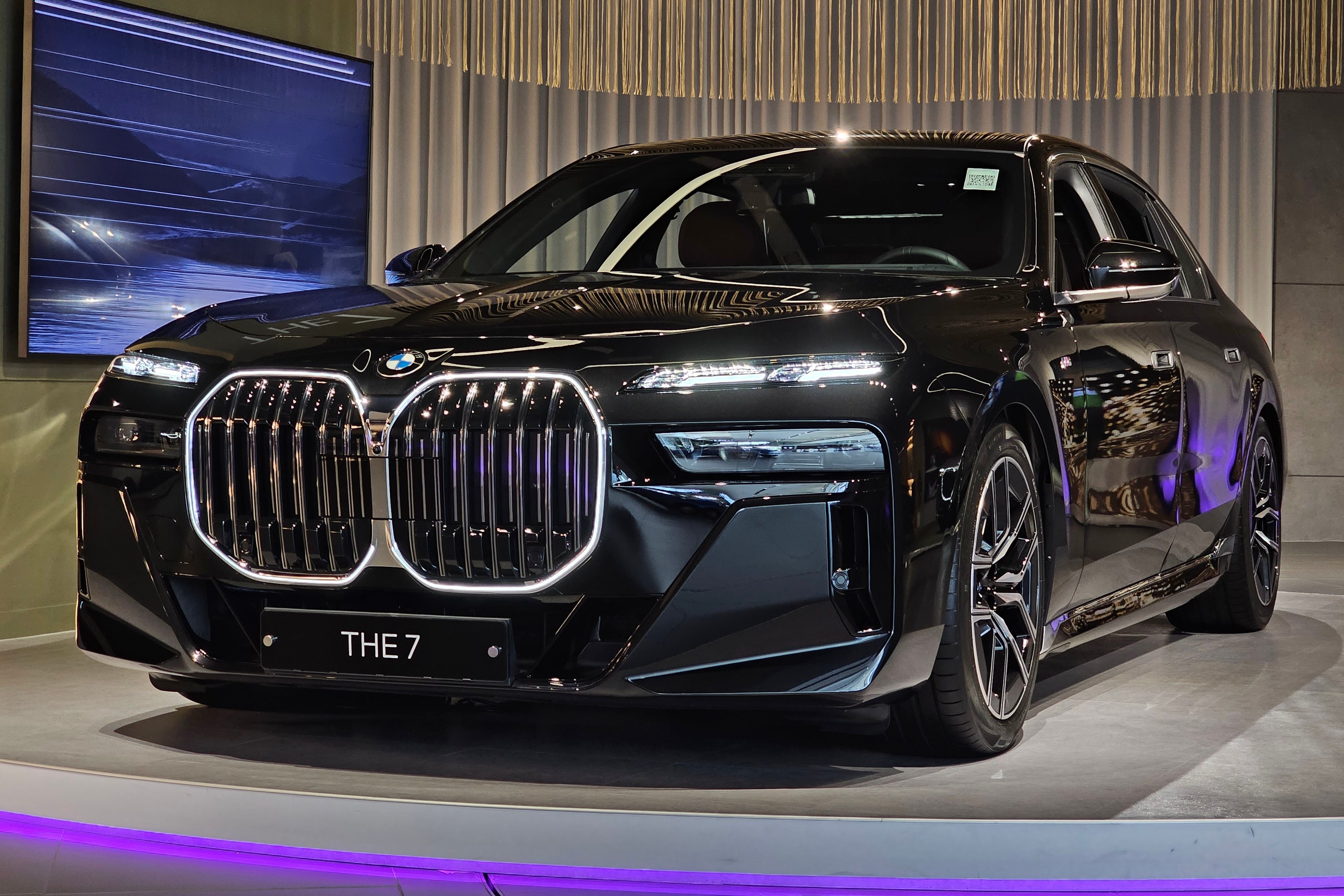 BMW 7 Series thế hệ mới với thiết kế đèn pha tách rời và lưới tản nhiệt hình quả thận đặc trưng.