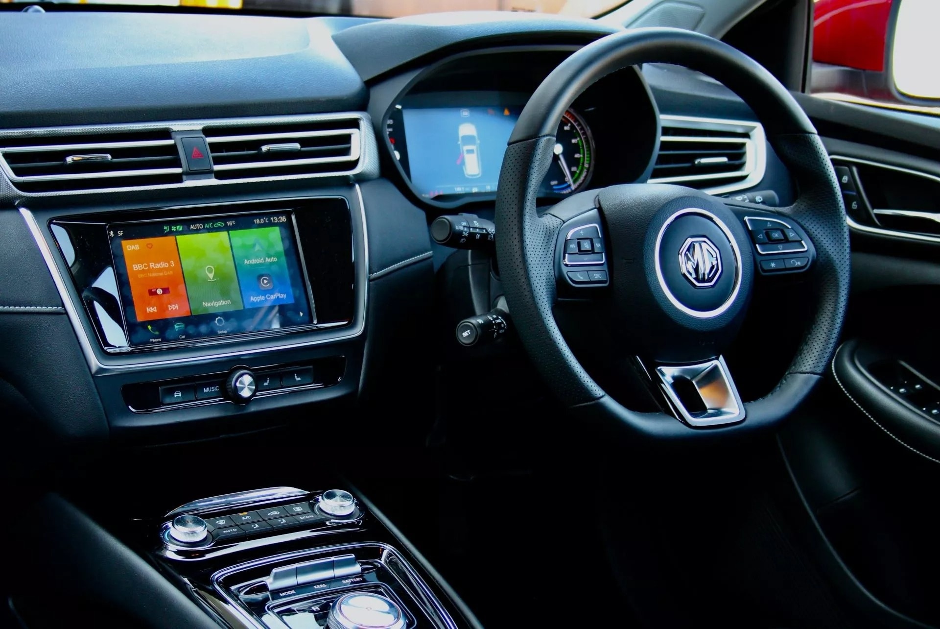 Nội thất bên trong một chiếc xe điện MG với màn hình cảm ứng trung tâm.