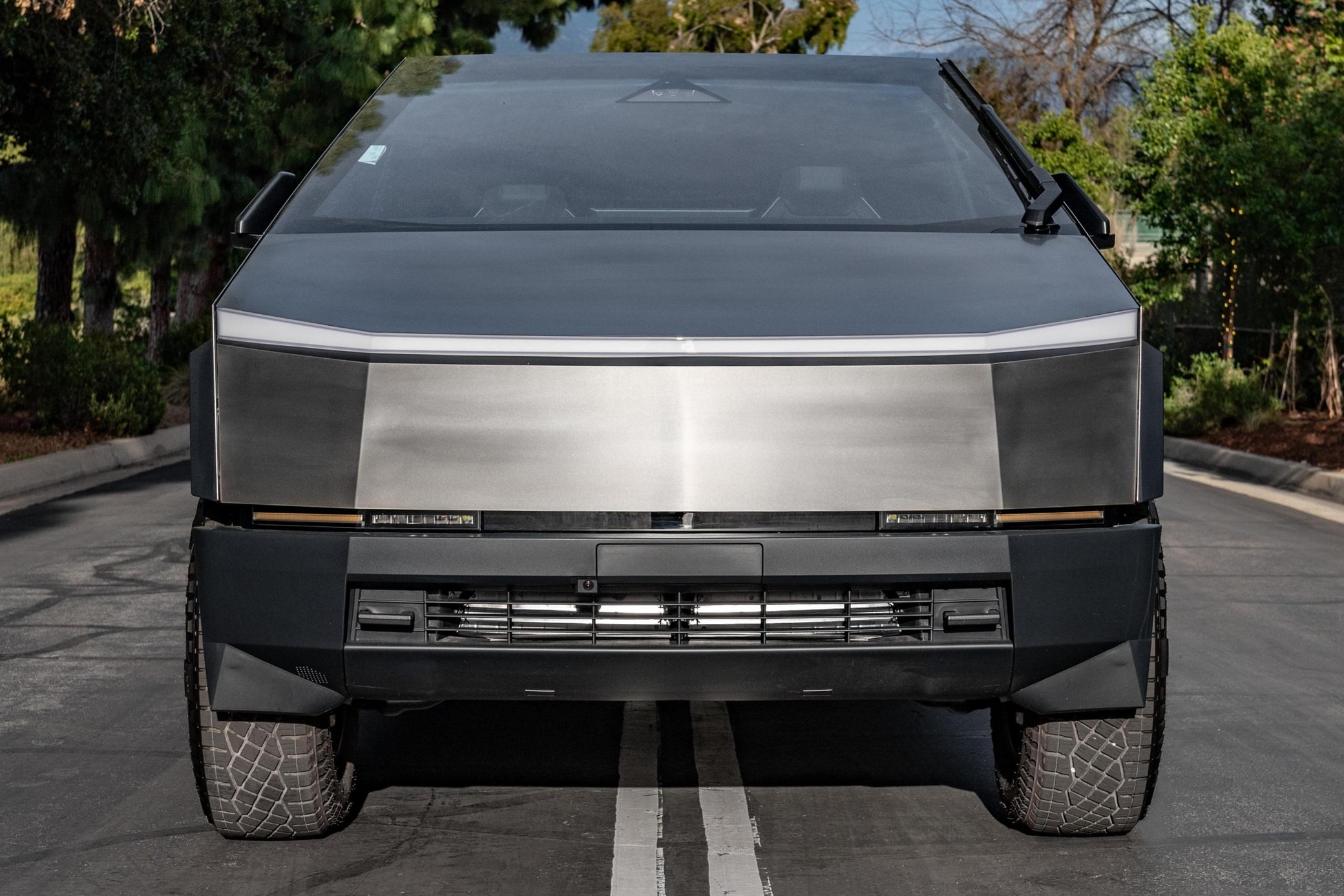 Thiết kế đầu xe tối giản của Tesla Cybertruck với dải LED định vị chạy ngang toàn bộ chiều rộng.