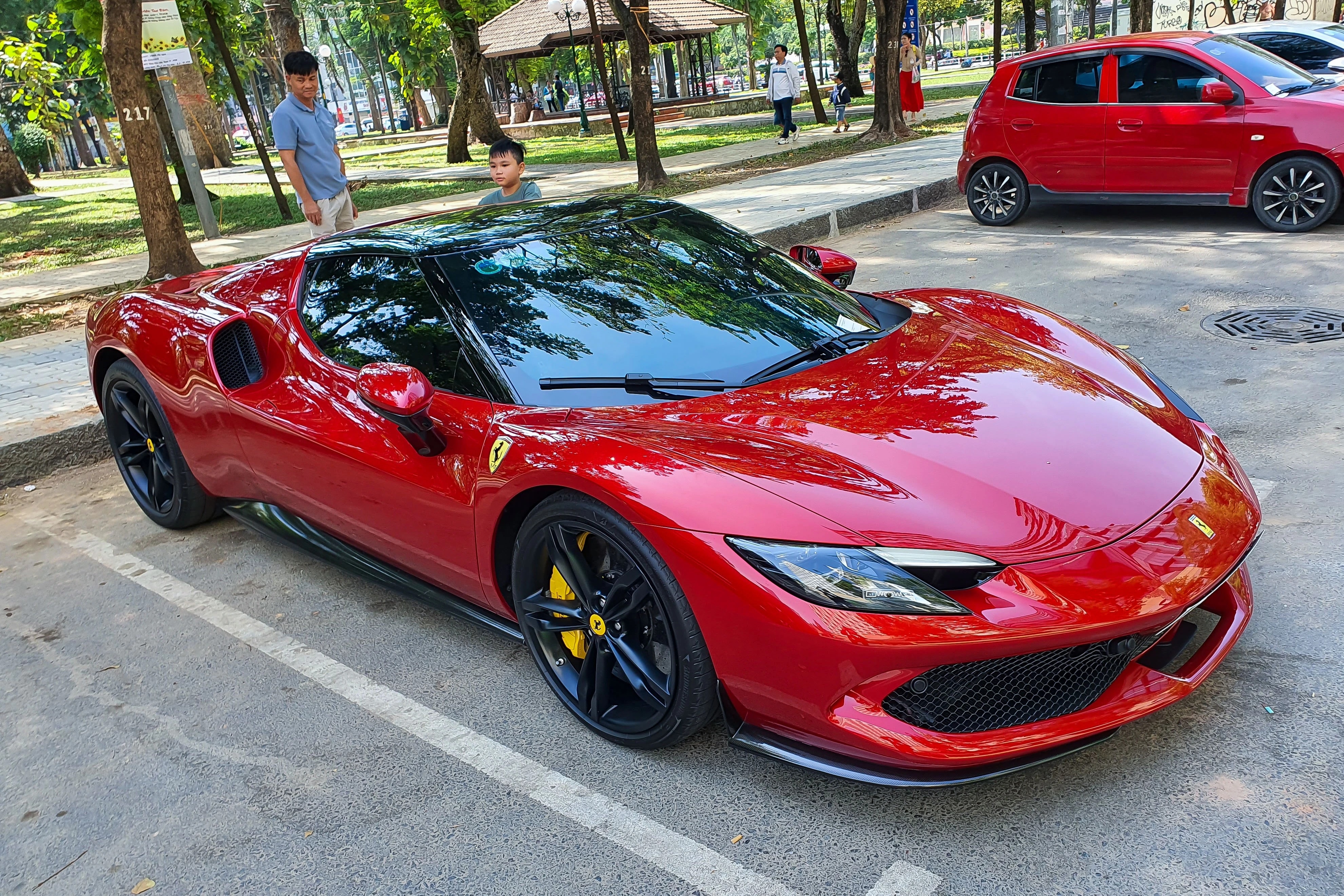 Siêu xe Ferrari 296 GTB màu đỏ trên đường.