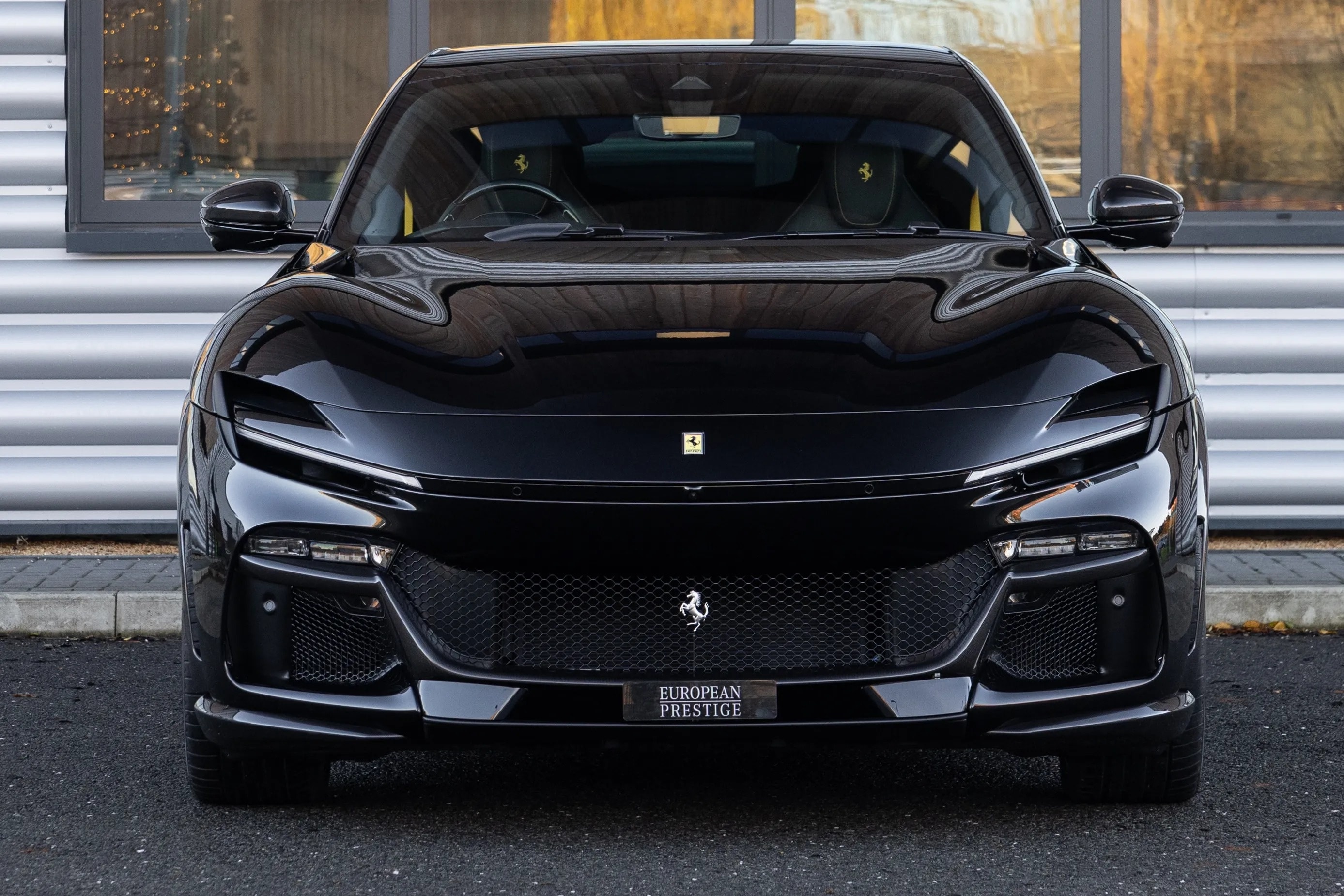 Cận cảnh cụm đèn pha tách rời trên siêu SUV Ferrari Purosangue với dải LED ban ngày sắc sảo.