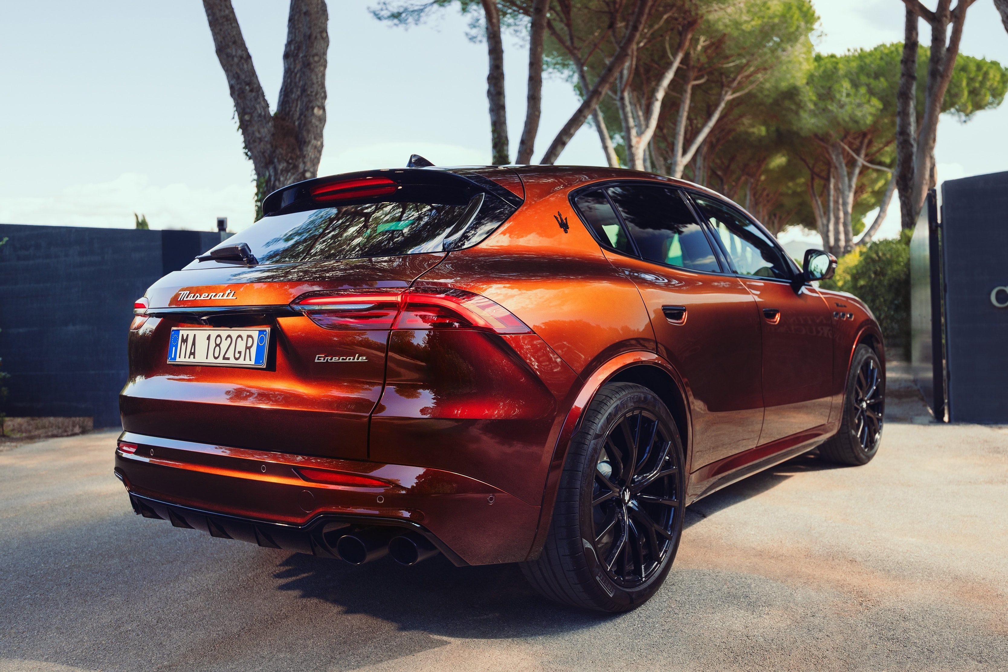 Màu sơn Alchimia Scarlatta thay đổi sắc thái dưới các góc ánh sáng khác nhau.