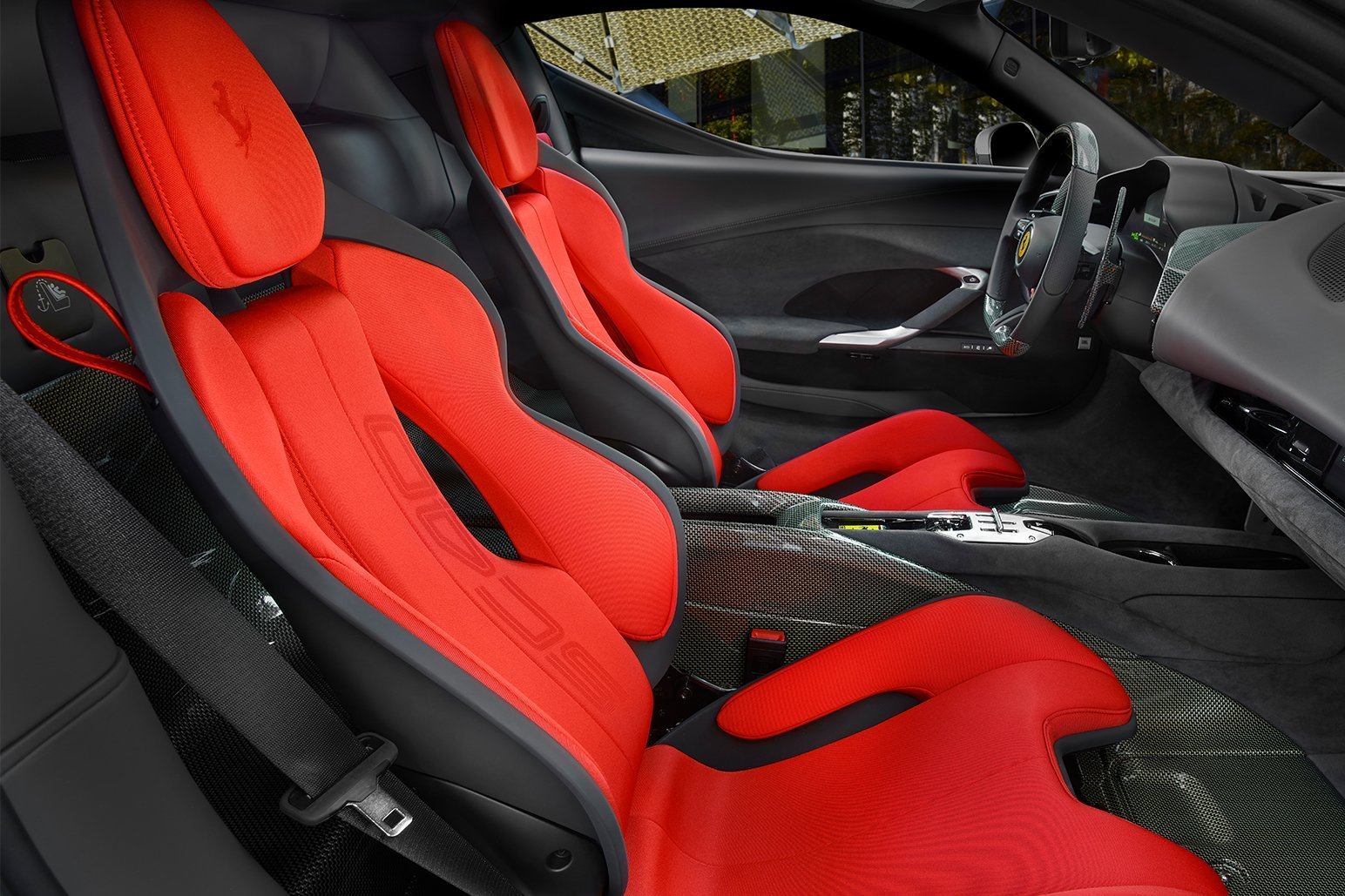 Bảng đồng hồ kỹ thuật số 16 inch và màn hình phụ cho hành khách trên Ferrari SC40.