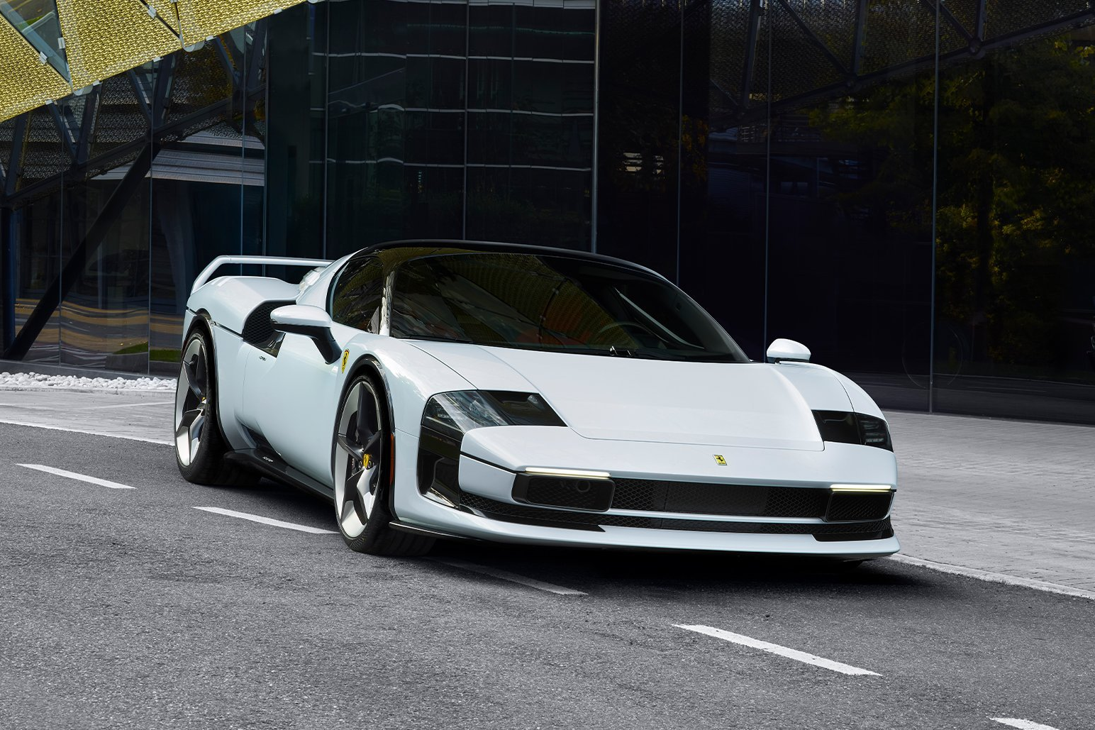 Siêu xe Ferrari SC40 độc bản màu trắng Bianco SC40 đậu trong khuôn viên nhà máy Ferrari.