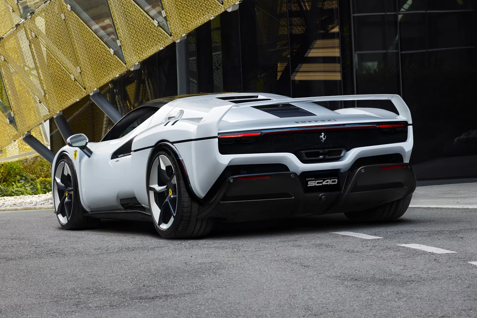 Khoang động cơ V6 hybrid của Ferrari SC40 nhìn qua nắp che bằng Lexan trong suốt.