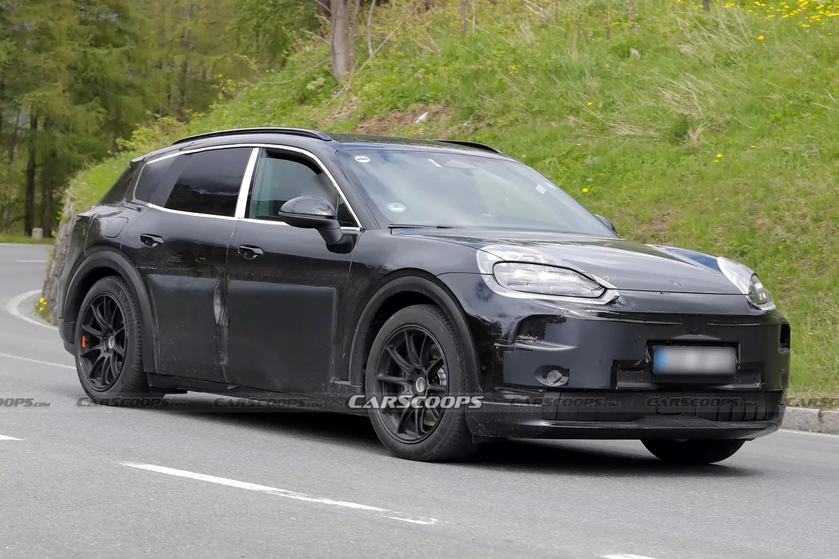 Hình ảnh một mẫu Porsche Cayenne chạy điện đang được thử nghiệm.