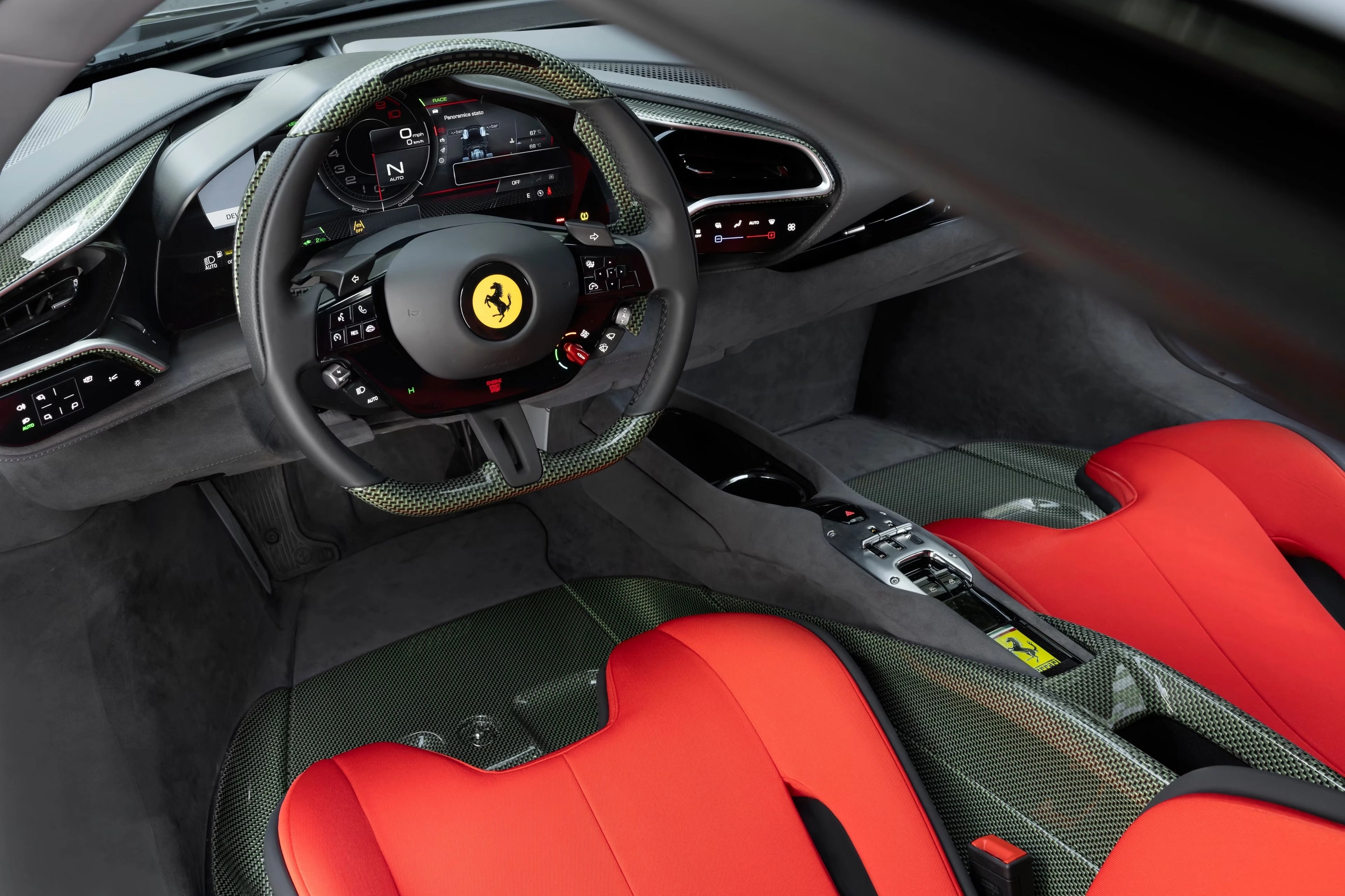 Nội thất Ferrari SC40 với ghế đua bọc nỉ đỏ Jacquard và vô lăng carbon.