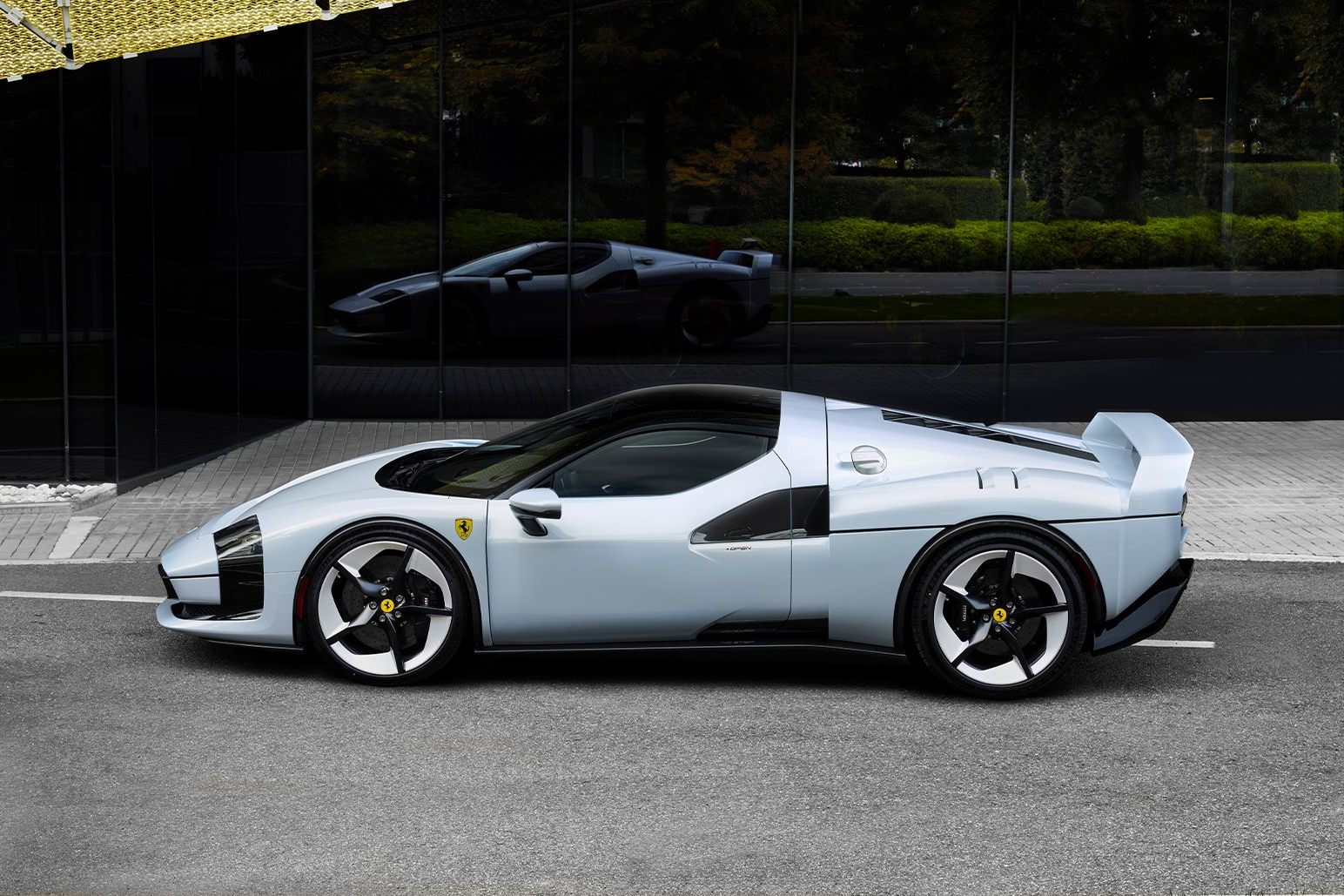 Phần đuôi xe Ferrari SC40 với cánh gió cỡ lớn và cụm đèn hậu tròn kép.