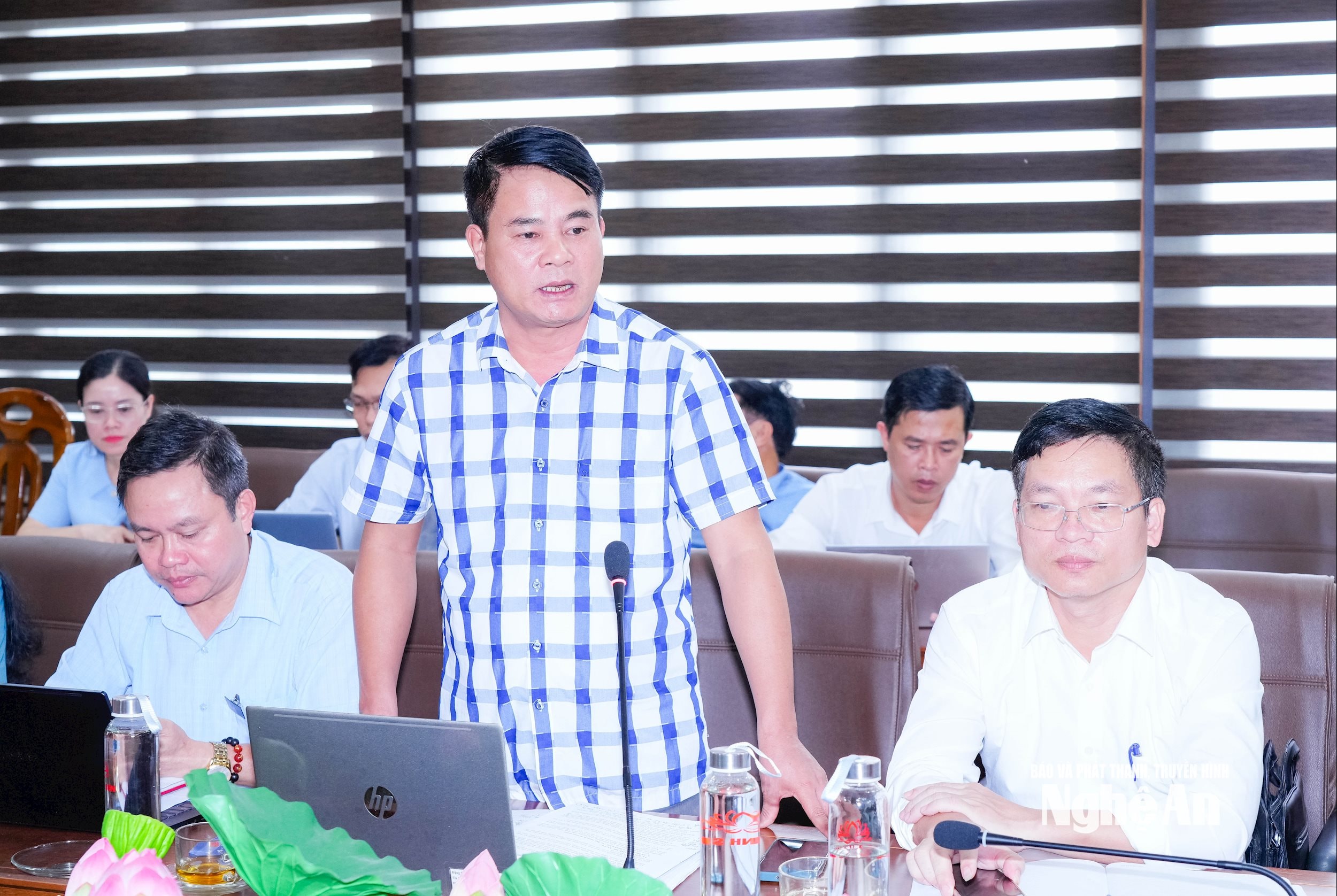 Chủ tịch UBND xã Nhân Hòa Đ báo cáo kết quả hoạt động của địa phương. Ảnh: TL