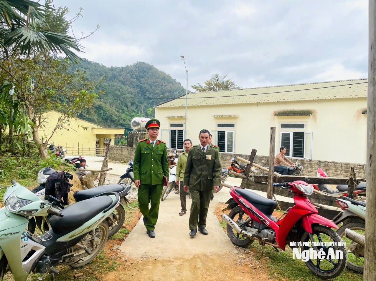 Anh Vi Văn Thường cùng lực lượng Công an xã Tiền Phong bám dân, bám bản. Ảnh PV