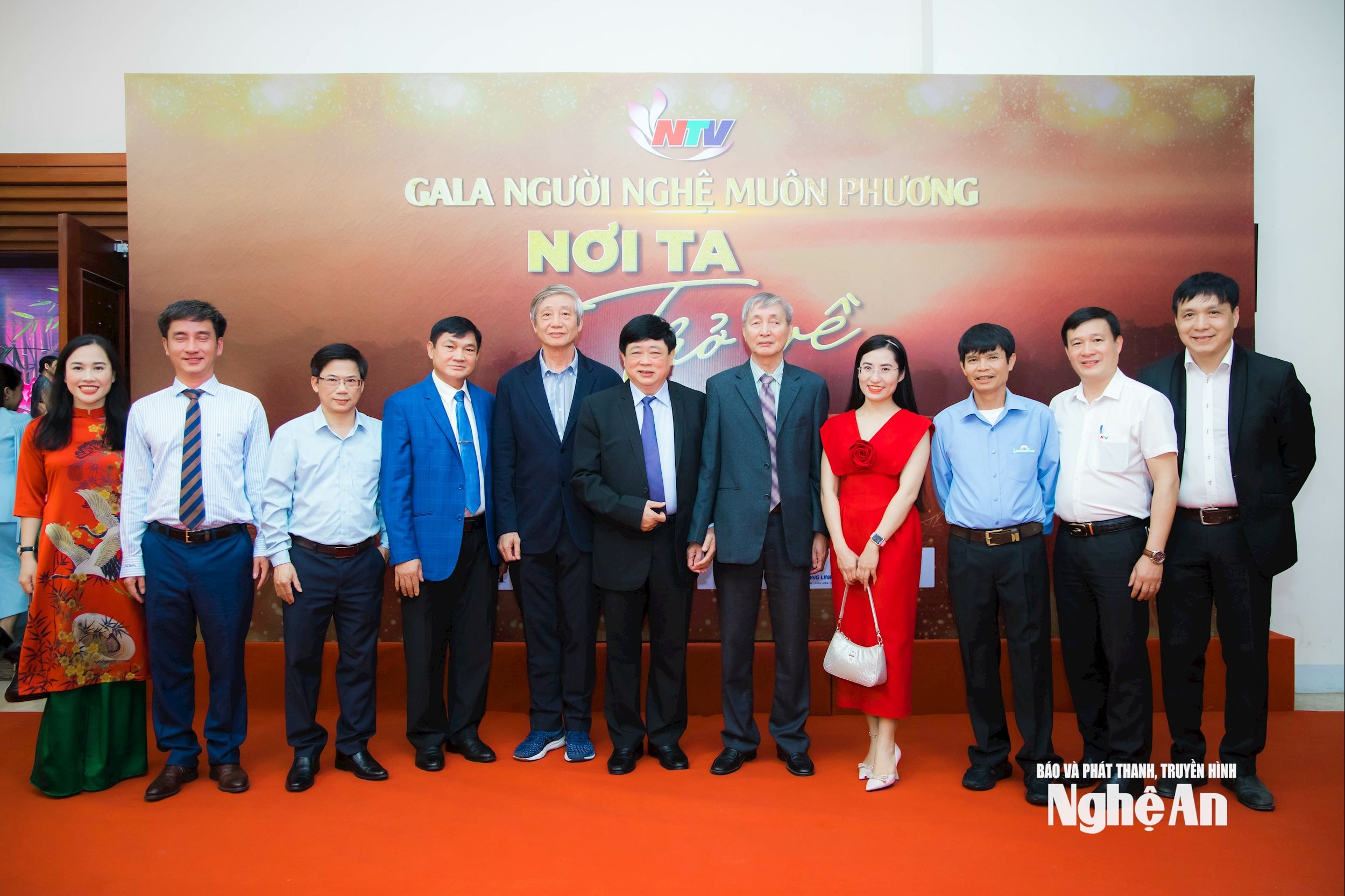 Nhà văn Thái Bá Lợi chụp ảnh cùng khách mời chương trình Gala Người Nghệ muôn phương Nơi ta trở về, do Báo và PTTH Nghệ An tổ chức.