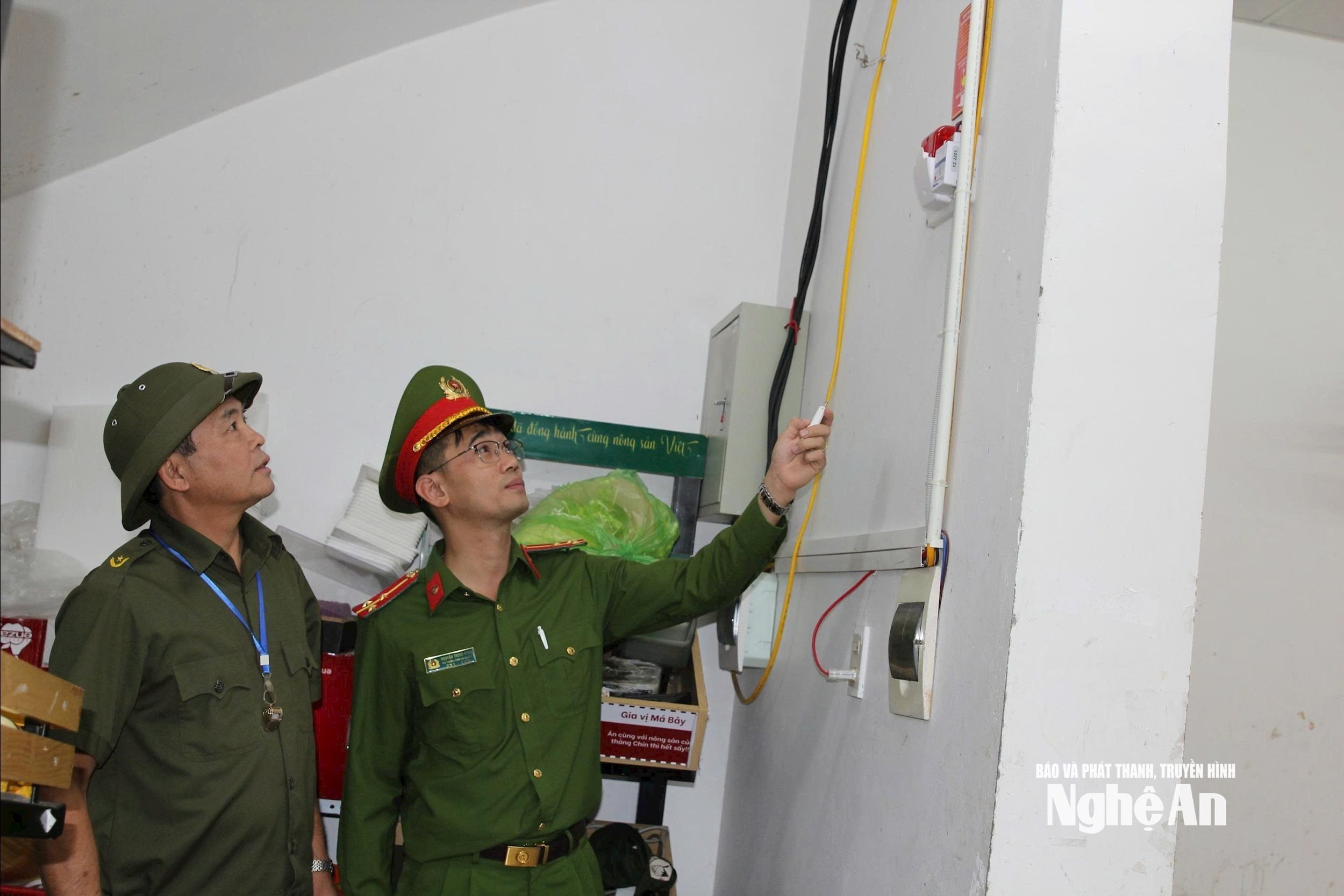 Ông Phạm Trọng Tạo tham gia cùng Công an phường Trường Vinh kiểm tra hệ thống PCCC tại các quán, nhà hàng... Ảnh PV