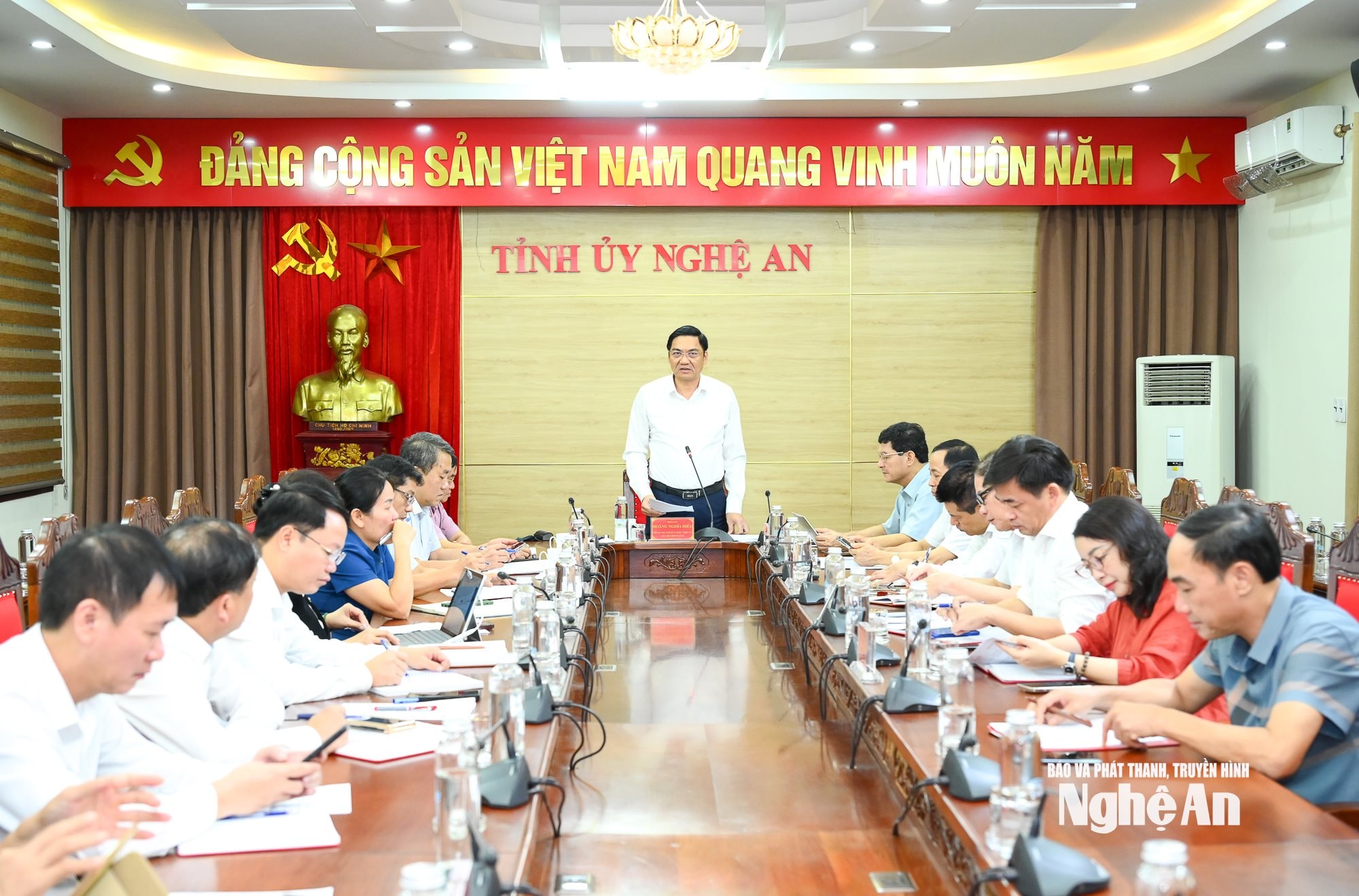 Thường trực lv cơ quan giúp việc