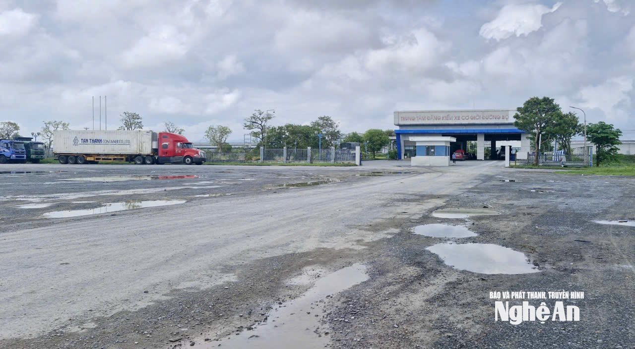 Đoạn đường đấu nối Quốc lộ IA với đường quy hoạch 24m Khu A - Khu công nghiệp Nam Cấm. Ảnh: Nhật Lân