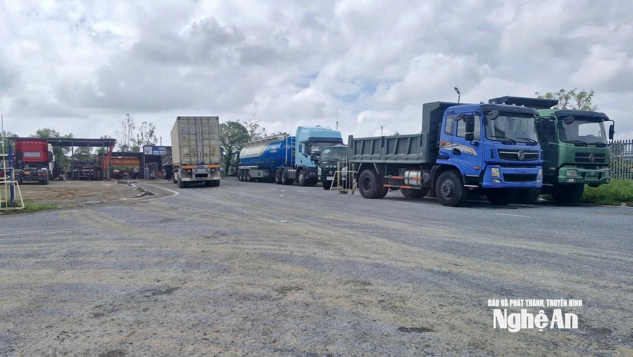 Đường quy hoạch 24m Khu A - Khu công nghiệp Nam Cấm, đoạn dẫn vào khu đất thực hiện dự án Công ty CP Sản xuất găng tay Bắc Trung bộ. (Ảnh chụp ngày 15/10/2025). Ảnh: Nhật Lân