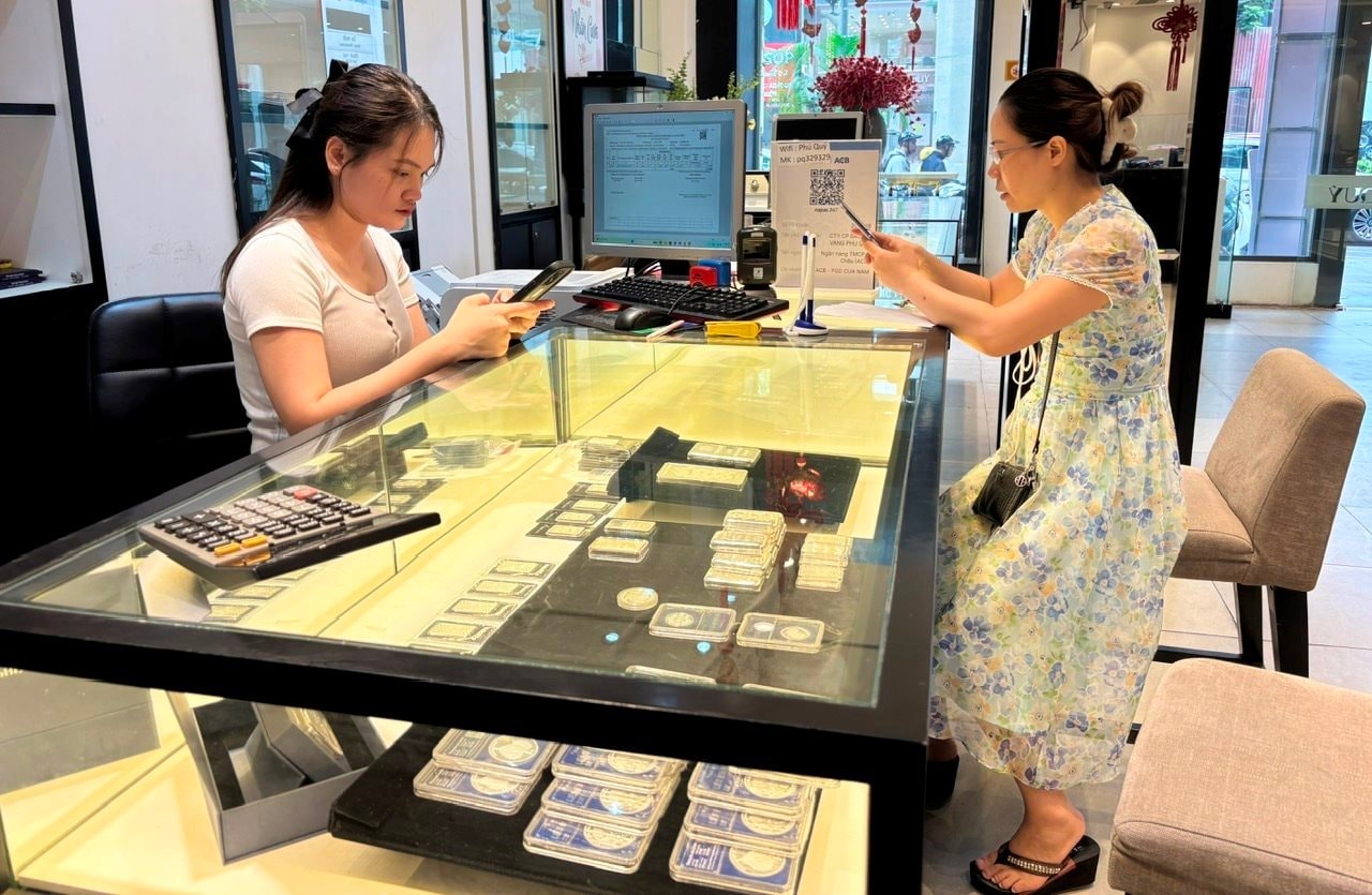 Giá bạc hôm nay 21/10/2025: Giá bạc trong nước giảm, bạc thế giới tăng