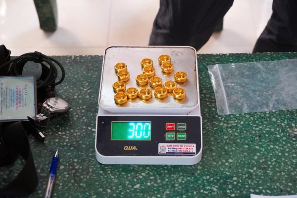 Bắt giữ đối tượng vận chuyển trái phép vàng vào Việt Nam -0