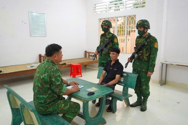 Bắt giữ đối tượng vận chuyển trái phép vàng vào Việt Nam -1