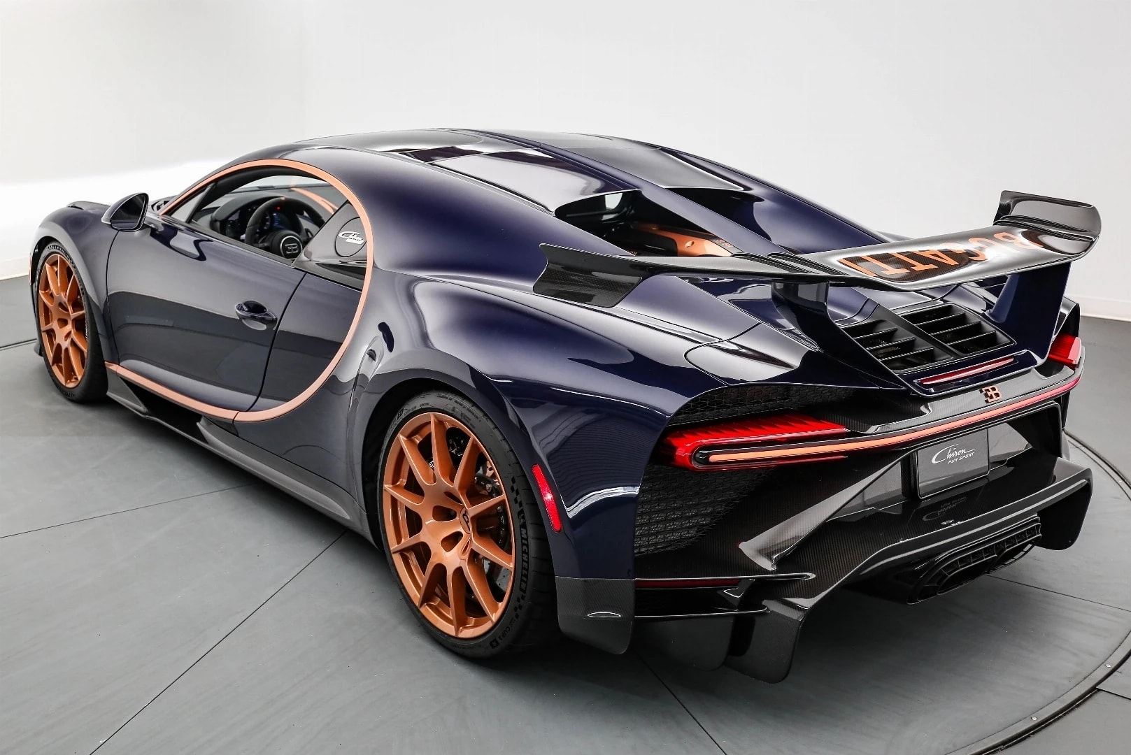 Phần đầu xe bị phá hủy nặng nề, để lộ các chi tiết kết cấu bên trong.