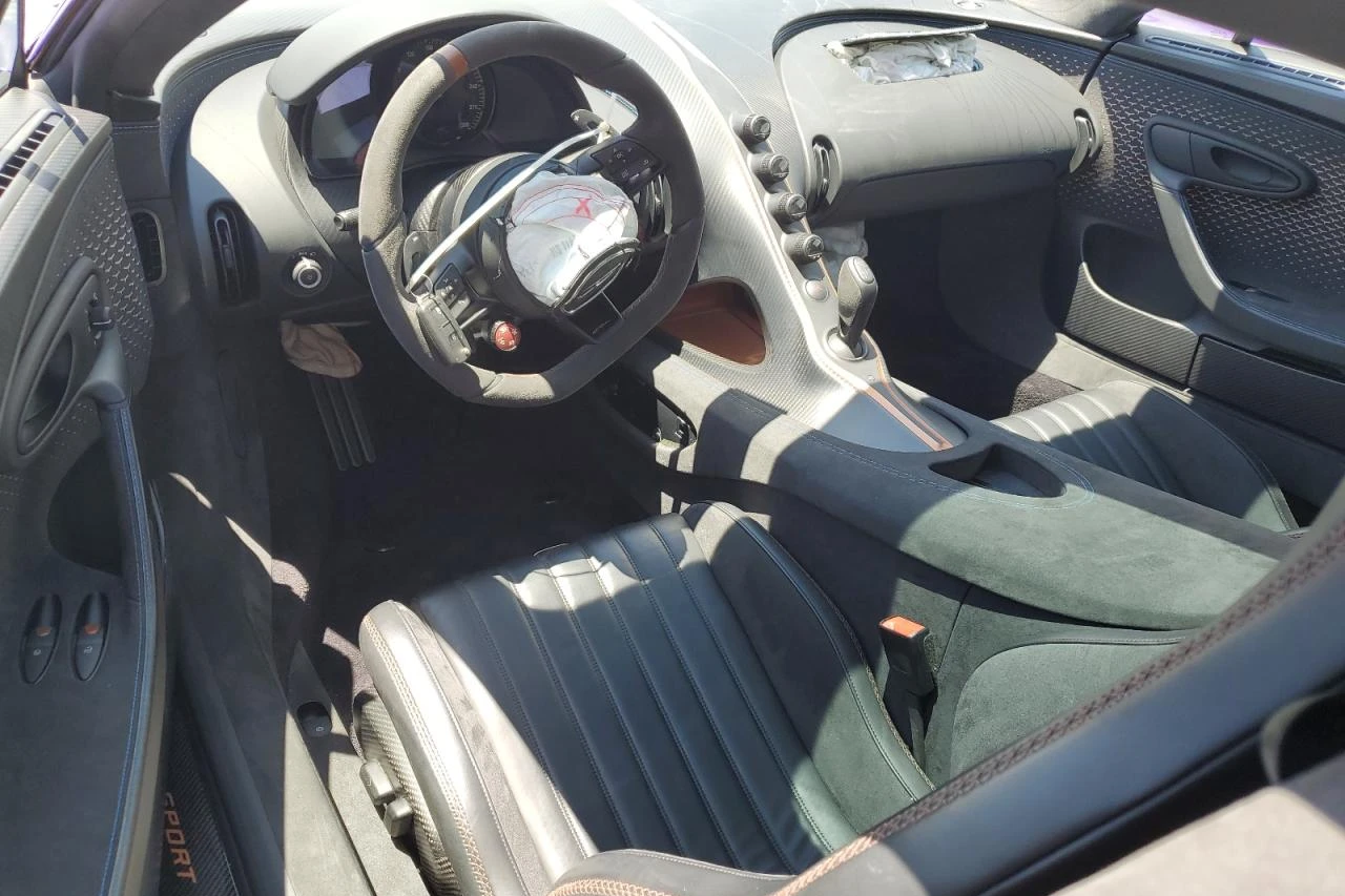 Nội thất xe với túi khí vô lăng và túi khí đầu gối người lái đã bung ra.